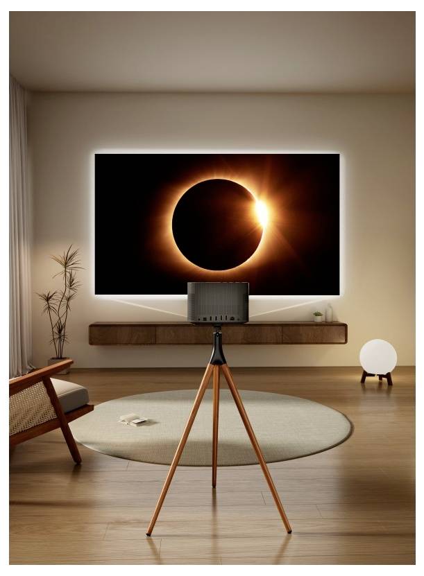 Ein hölzernes Stativ steht vor einem großen Fernseher, der eine Sonnenfinsternis zeigt, in einem modernen Wohnzimmer mit einem Stuhl und minimalistischer Einrichtung.