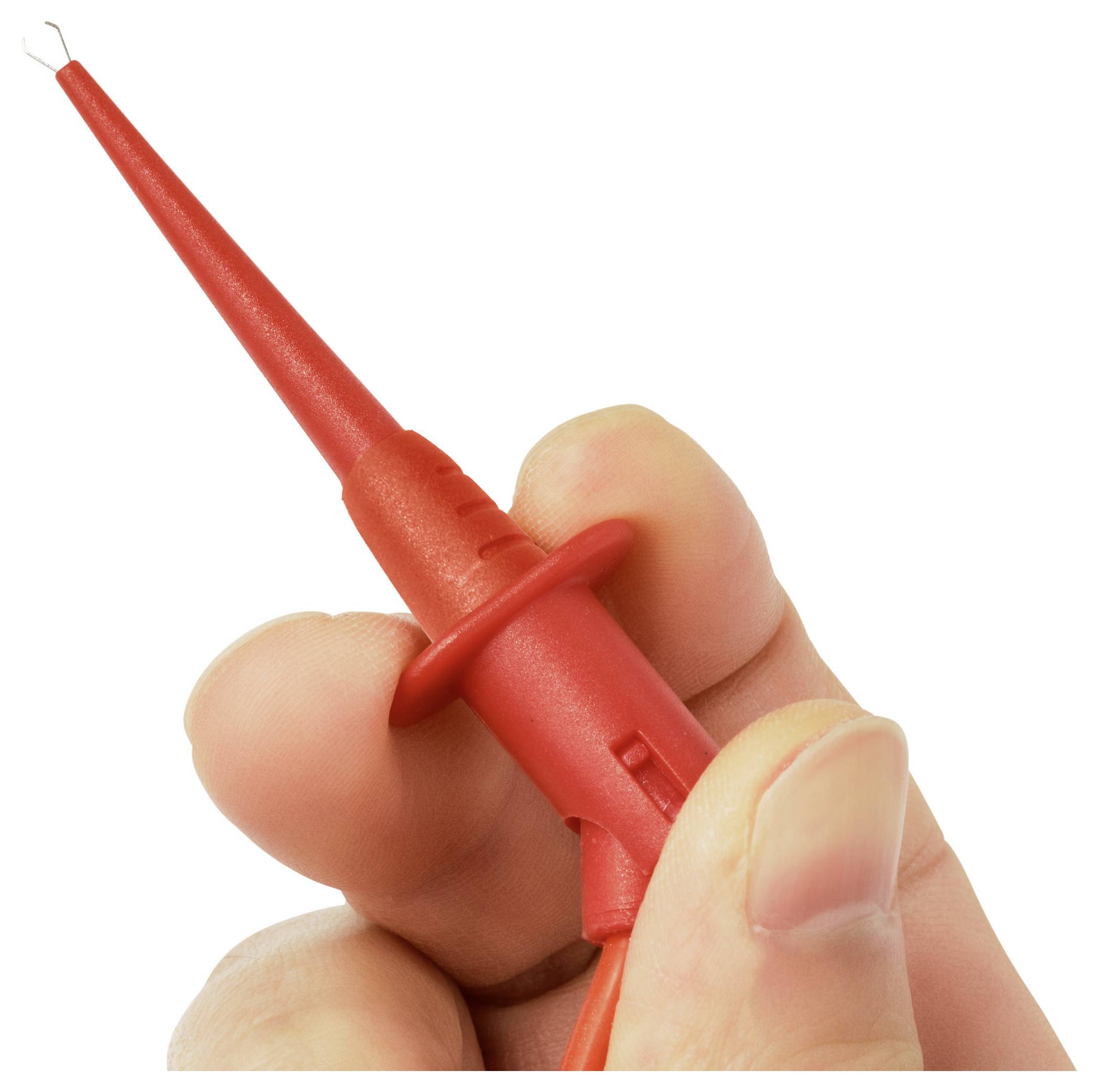Nahaufnahme einer Hand, die eine rote elektrische Messsonde mit spitzer Spitze hält, isoliert auf weißem Hintergrund.