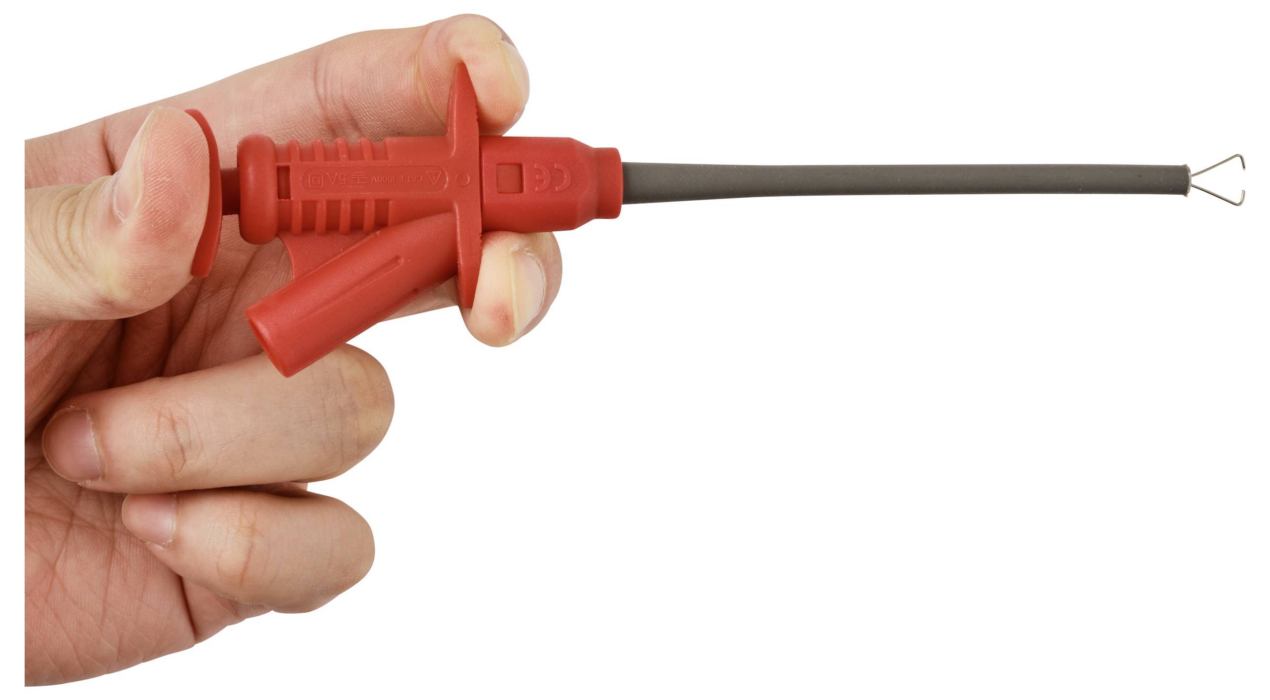 Hand, die eine rote Kunststoff-Spielzeugpistole mit einem langen grauen Dart gegen einen weißen Hintergrund hält.