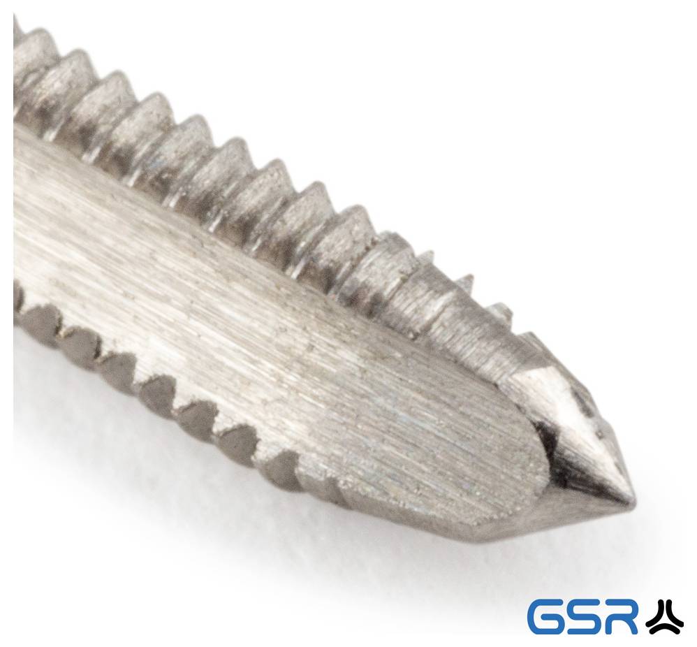 Nahaufnahme eines Metallwerkzeugs mit scharfen, strukturierten Kanten und einer spitzen Spitze auf weißem Hintergrund. GSR-Logo in der unteren rechten Ecke.