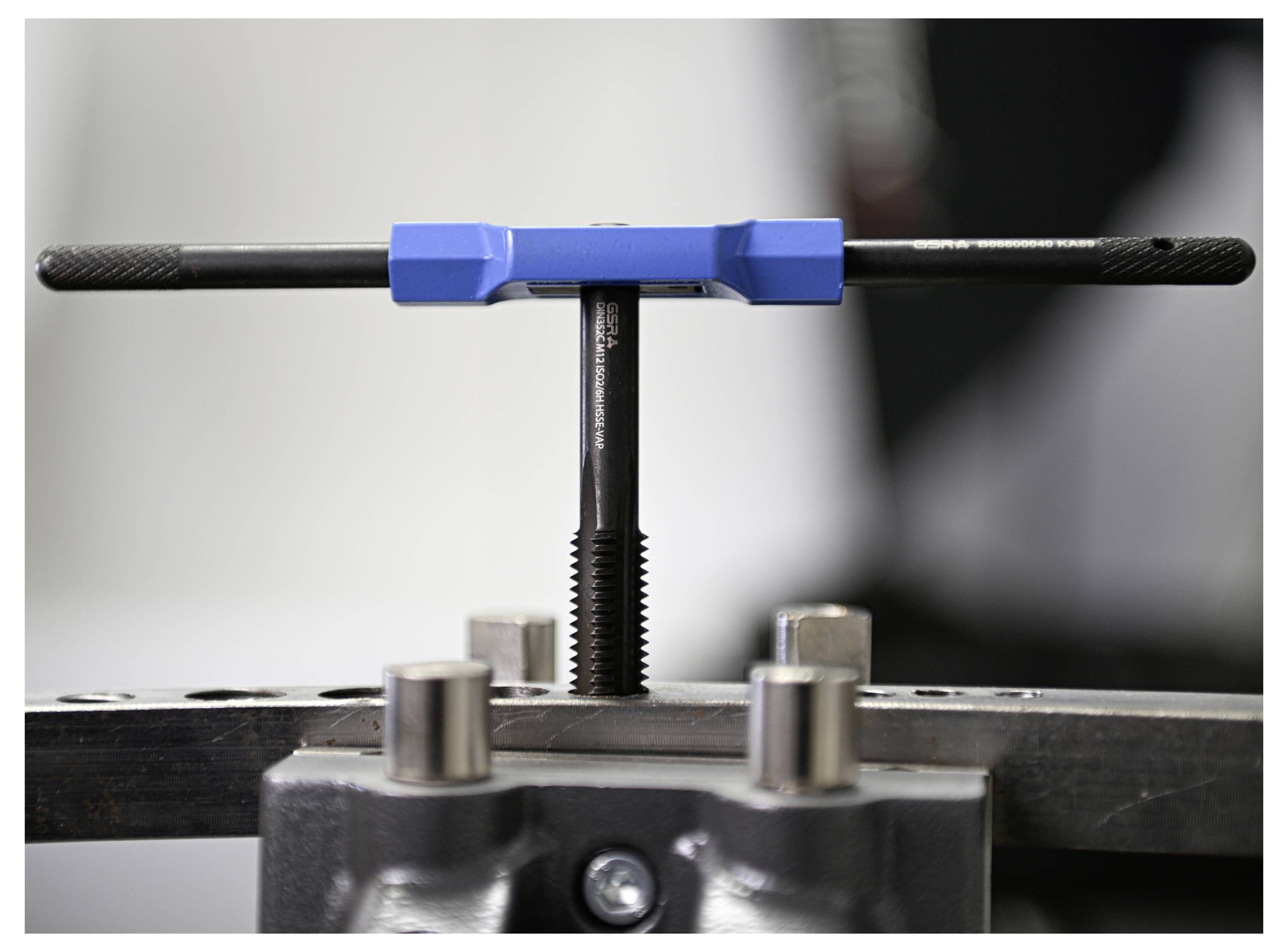 Drei parallel angeordnete Metallgewindebohrer, konzipiert zum Schneiden von Gewinden in Metallmaterialien. „GSR