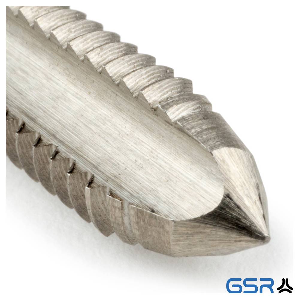 Nahaufnahme eines metallischen Gewindebohrers mit scharfen, spiralförmigen Kanten, der zum Gewindeschneiden in Bohrungen verwendet wird.