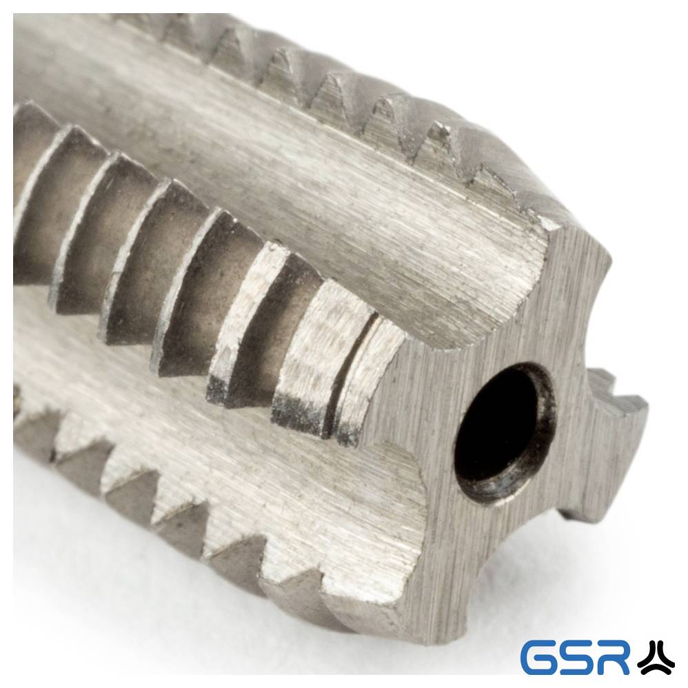 Nahaufnahme eines Metallgewindeschneidewerkzeugs mit scharfen, spiralverzahnten Zähnen, das zum Schneiden von Gewinden in Materialien verwendet wird. Das GSR-Logo ist sichtbar.