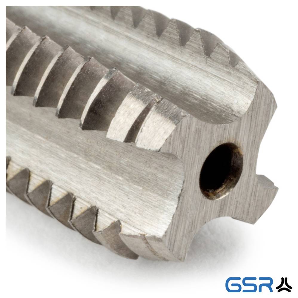 Ein Nahaufnahmebild eines Metallschneidwerkzeugs mit scharfen, gleichmäßig verteilten Rillen. Das GSR-Logo ist in der unteren rechten Ecke sichtbar.
