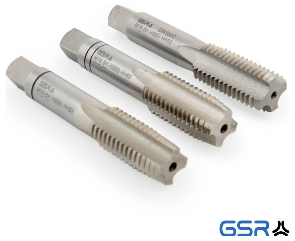 Drei metallische Gewindebohrer mit unterschiedlichen Größen und Gewindemustern, die zum Schneiden von Gewinden in Materialien verwendet werden, mit der Marke 'GSR' gezeigt.