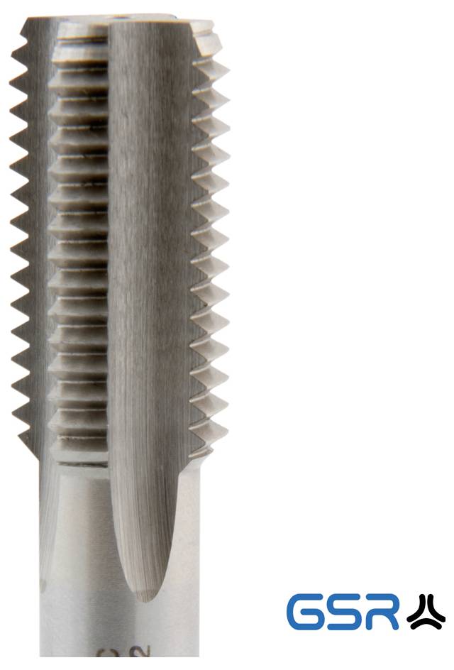 Nahaufnahme eines Metallegewindeschneidwerkzeugs mit Details der Schneidkanten. GSR-Logo unten rechts.