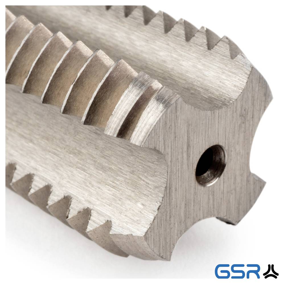 Eine Nahaufnahme eines Metallgewindewerkzeugs mit scharfen, gezackten Kanten. Das Werkzeug wird zum Erzeugen präziser Gewinde auf Metallteilen verwendet. GSR-Logo in der Ecke.
