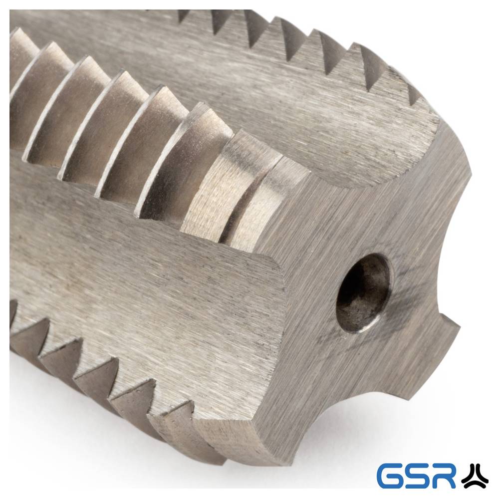Eine Nahaufnahme eines Metallwerkzeugs mit scharfen Zähnen und einem zentralen Loch, das zum Schneiden oder Formen von Materialien entwickelt wurde. Logo unten rechts.