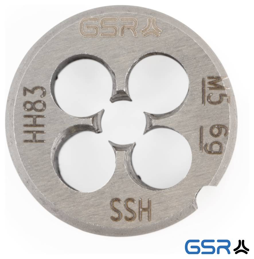 Ein rundes Metallstanzwerkzeug mit vier Löchern, graviert mit den Buchstaben „GSR