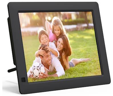 Eine glückliche Familie mit vier Personen spielt bei Sonnenuntergang auf dem Rasen; ein Mann und eine Frau mit zwei Kindern auf ihrem Rücken, mit einem Fußball in der Nähe.