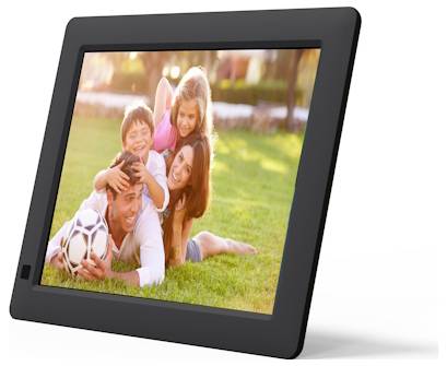 Eine vierköpfige Familie spielt gerne auf einer Wiese, wobei ein Vater einen Fußball hält und Kinder glücklich auf seinem Rücken herumklettern.