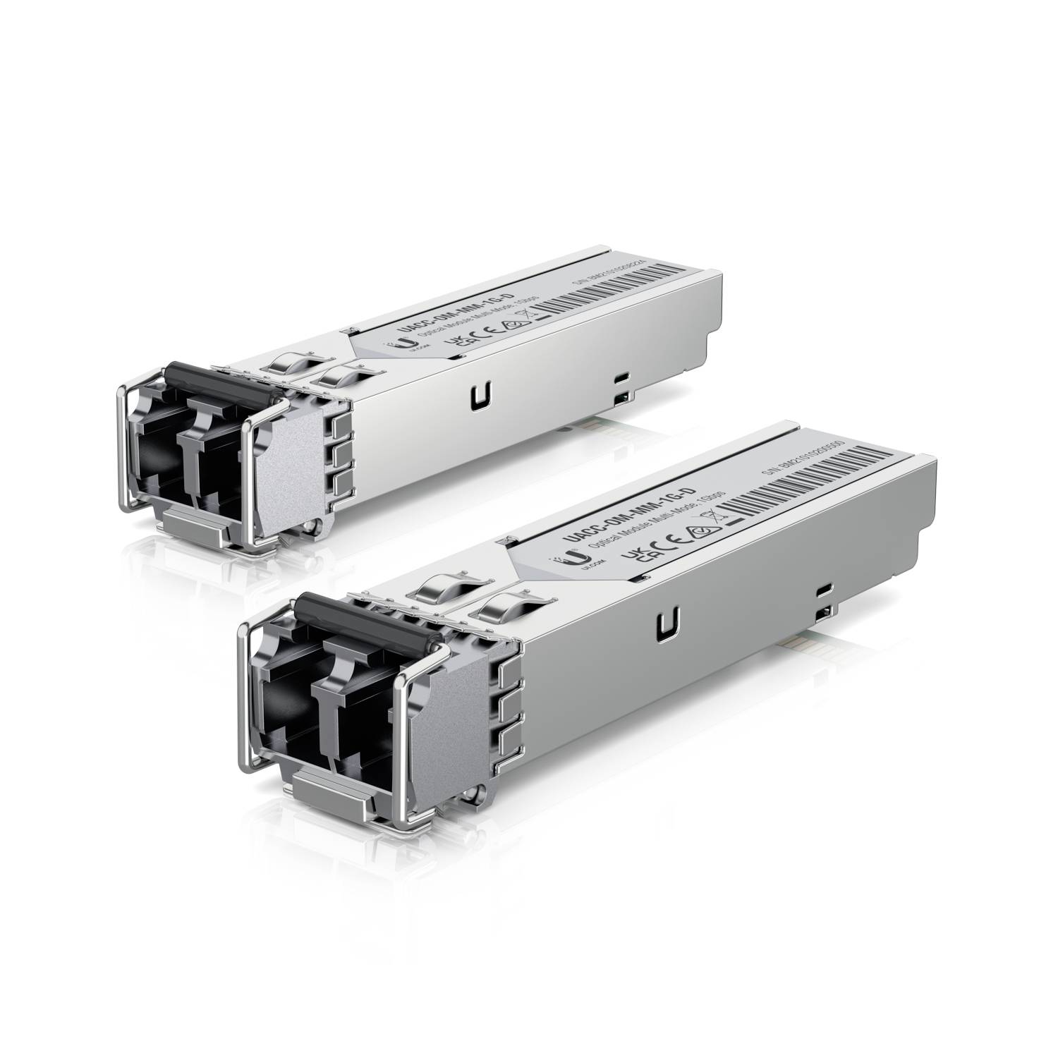 Zwei silberne SFP-Transceiver mit Etiketten, die für Netzwerkverbindungen verwendet werden und Anschlüsse und Stecker in einer Nahaufnahme unter einem schrägen Winkel zeigen.