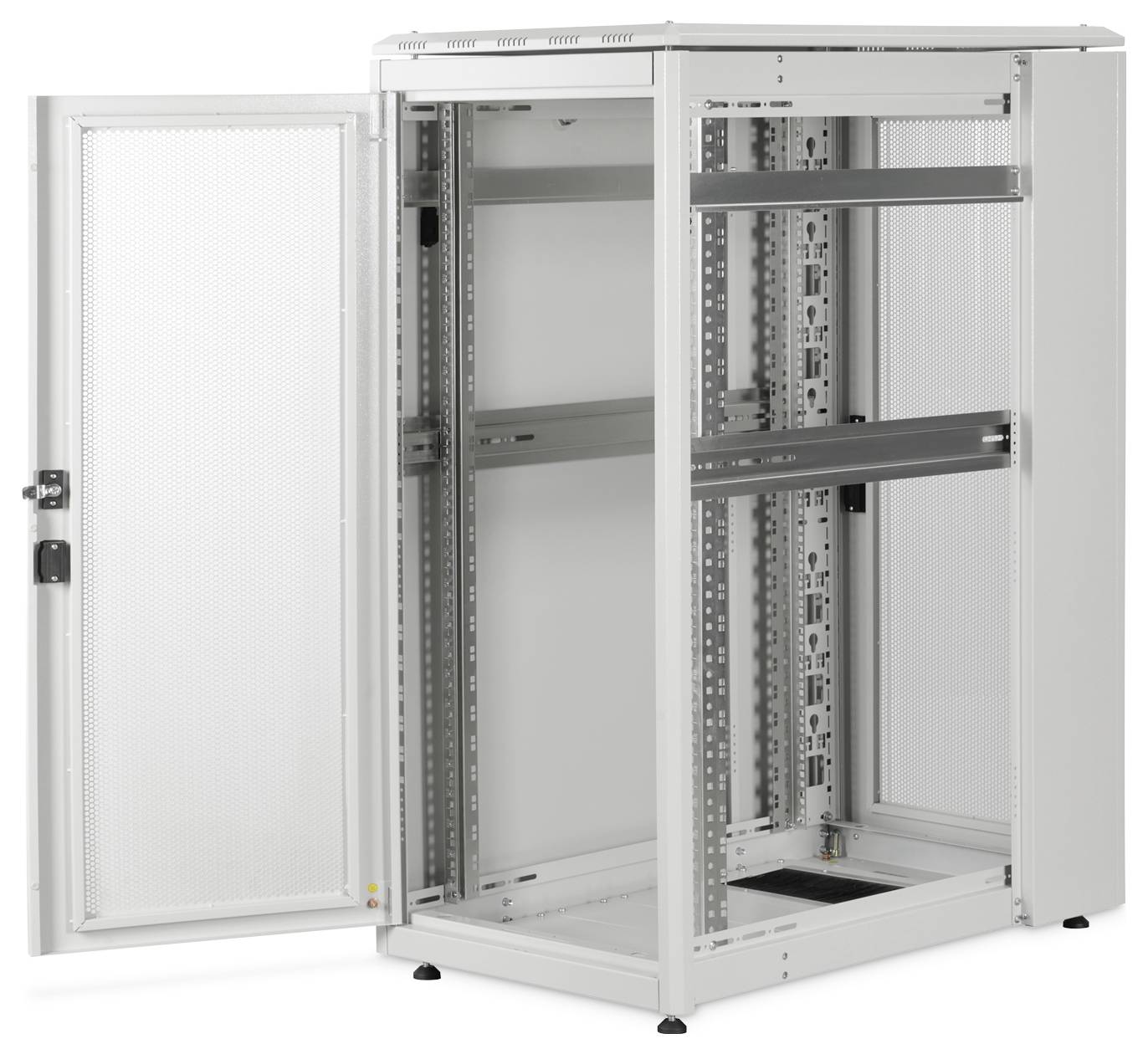 Ein offenes, leeres Serverrack mit Metallregalen, das Belüftungspaneele und eine geschlossene Seitentür zeigt.