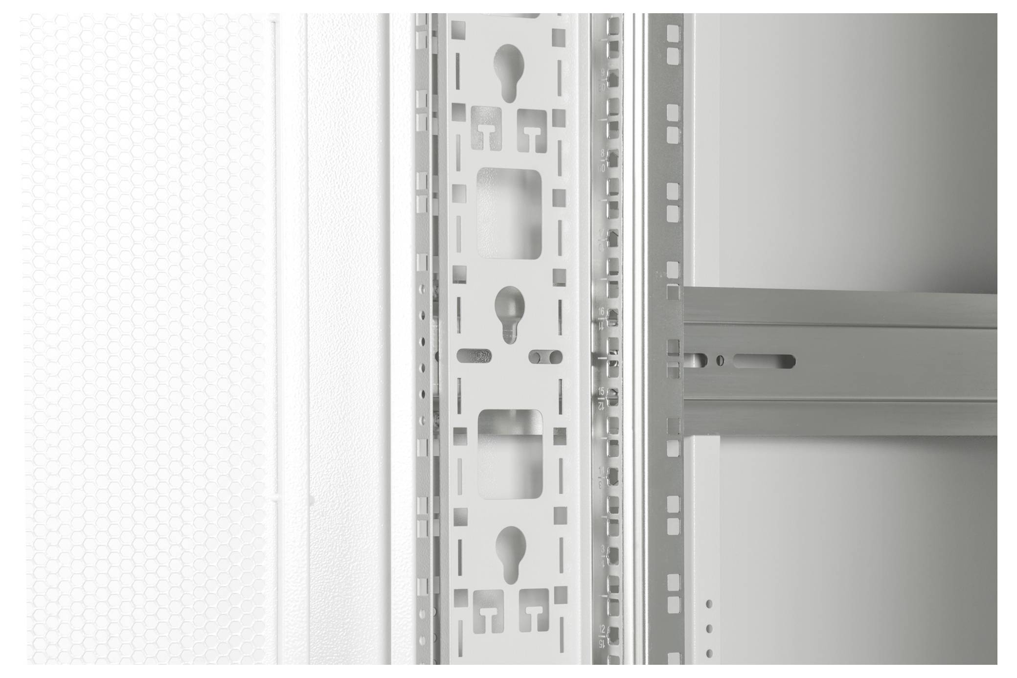 Eine Nahaufnahme eines Metallrahmens mit durchbrochenen Abschnitten und rechteckigen Ausschnitten, möglicherweise Teil eines Regalsystems oder einer Rackanlage zur Lagerung.