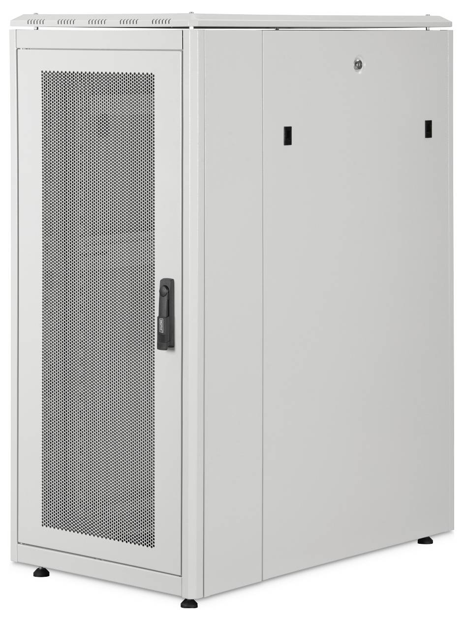 Ein hoher, grauer Server-Rack-Gehäuserahmen mit einer Gittertür zur Belüftung, mit verriegelbarem Griff und verstellbaren Füßen für Stabilität.
