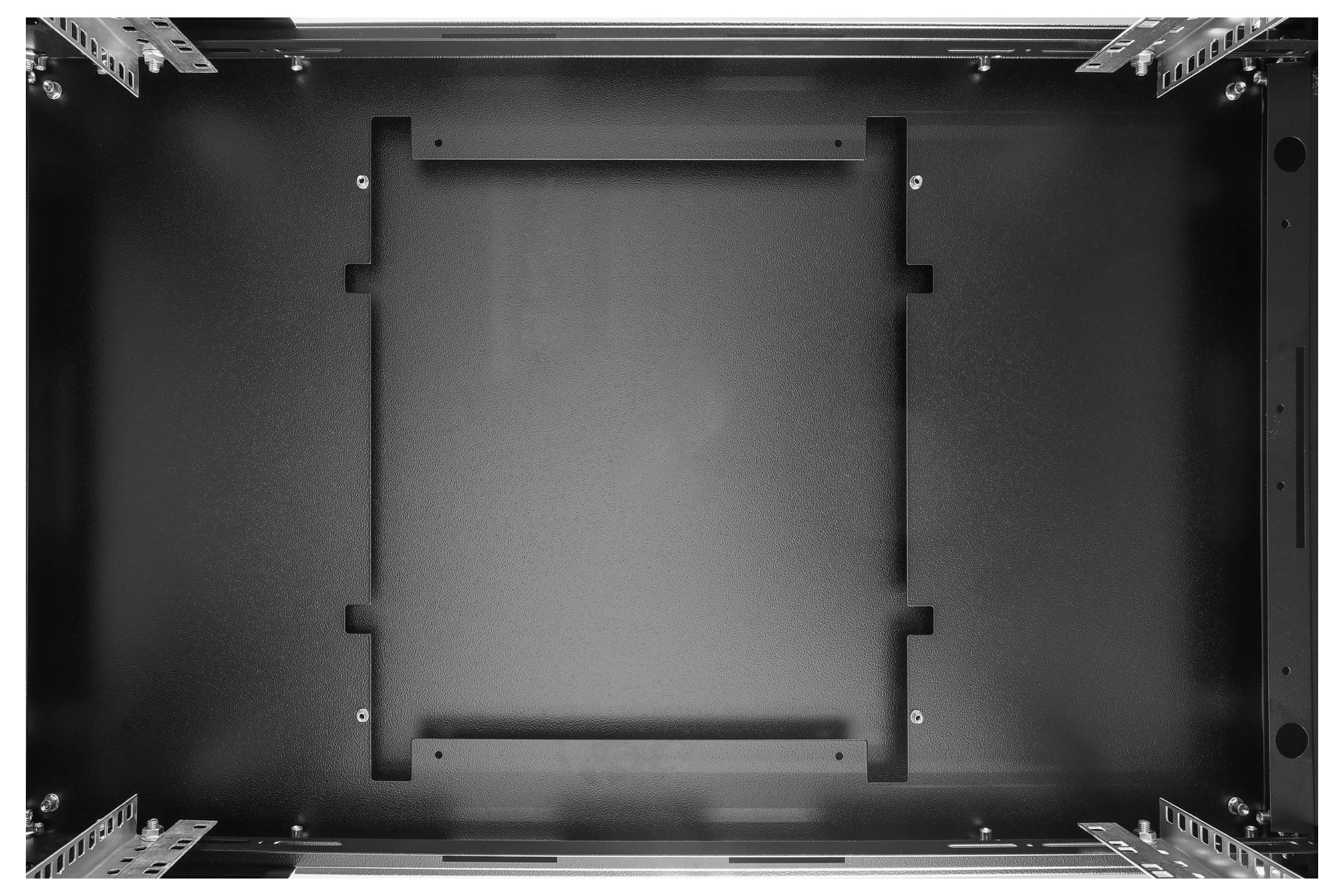 Leeres Metallserver-Rack von oben betrachtet, zeigt Montageschienen und leeren Platz für die Ausrüstungsmontage.
