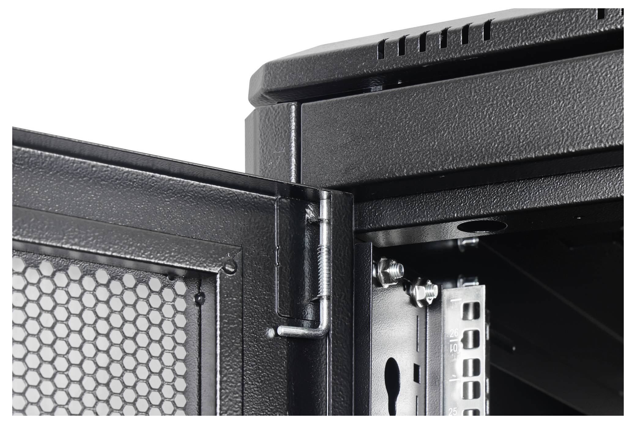 Offene schwarze Serverschrank-Türscharniere, zeigen innere elektronische Komponenten.