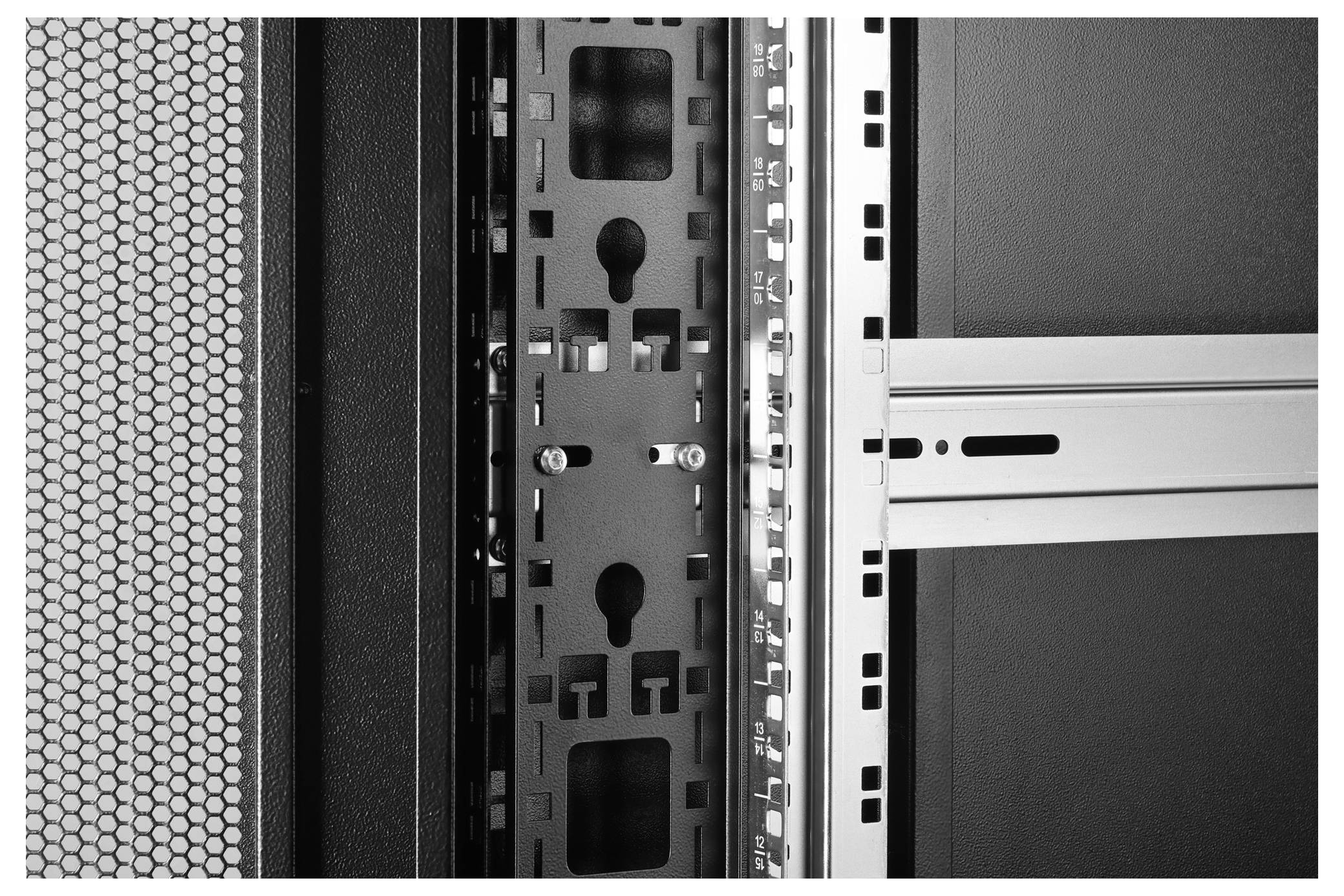 Nahaufnahme eines Computer-Server-Racks mit gelochtem Paneel und Metallrahmen, das strukturelle Details und Belüftungsdesign hervorhebt.