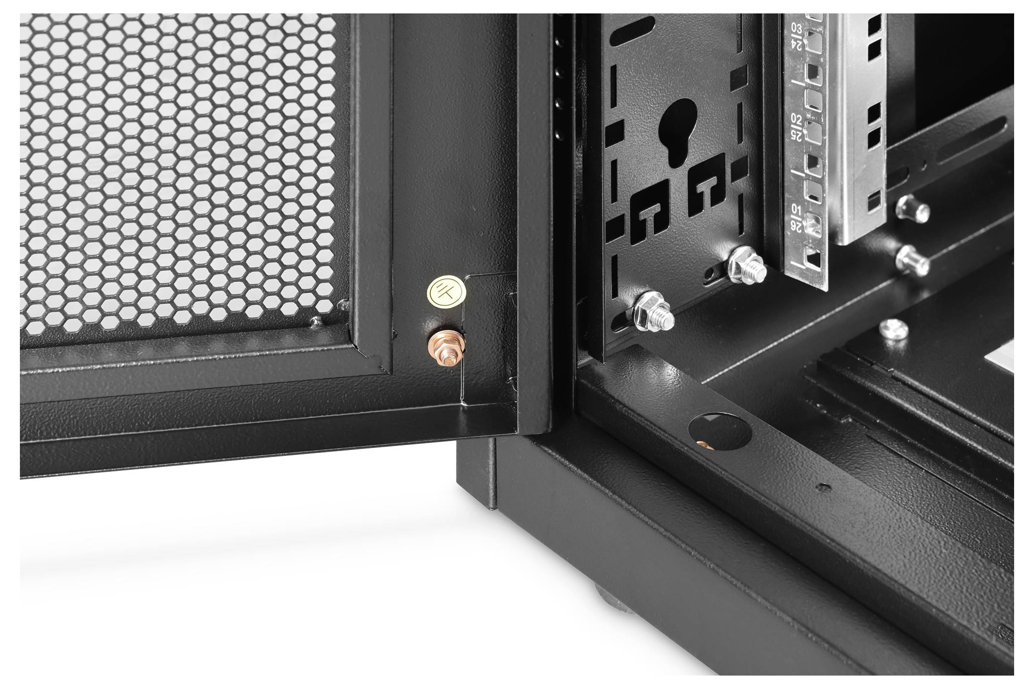Nahaufnahme des Inneren eines Computer-Gehäuses, das ein gitterförmiges Seitenpanel und zwei Schraubbefestigungen zeigt, eine rot gefärbt und eine gelb gefärbt.