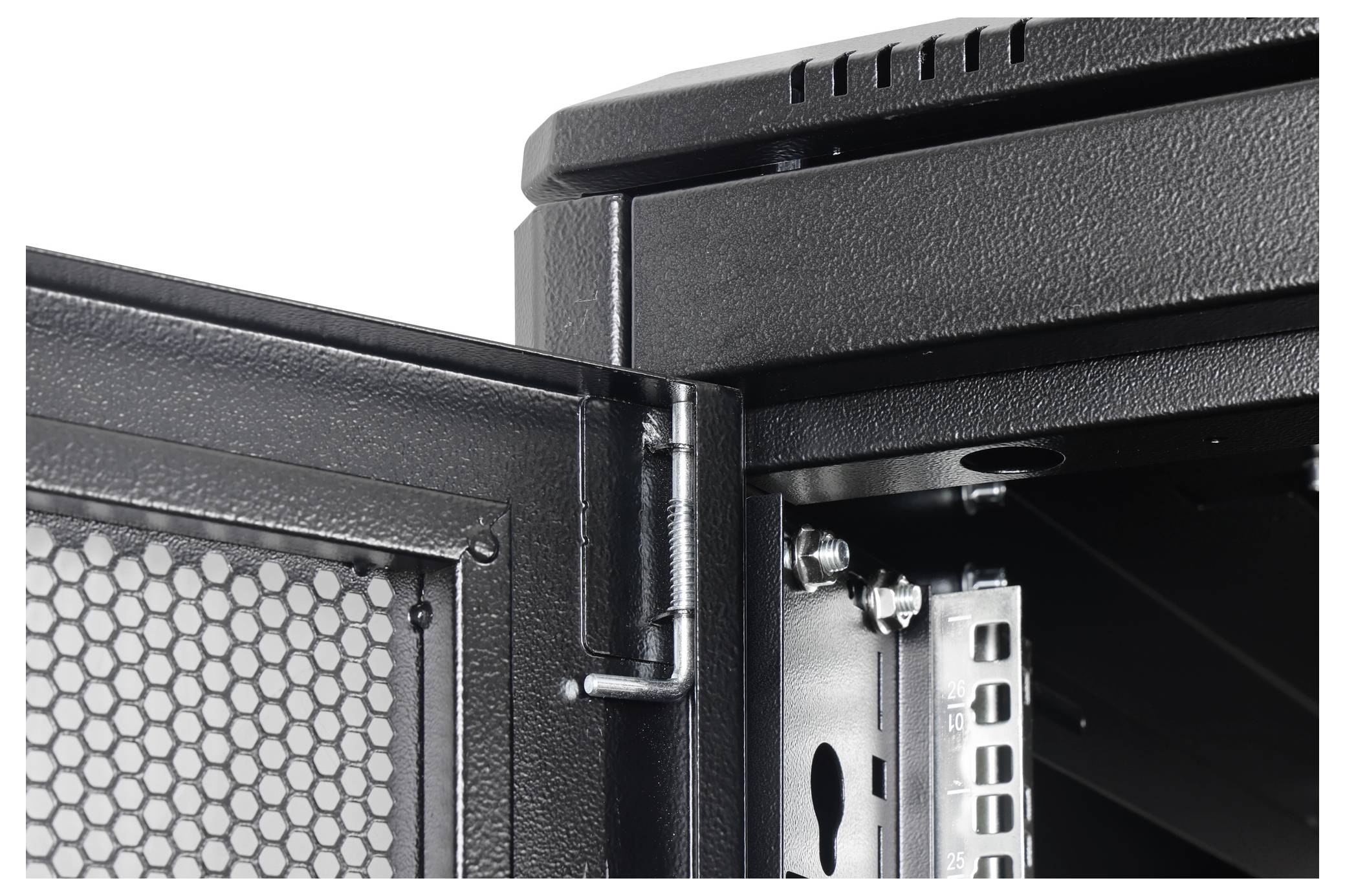 Nahaufnahme eines offenen schwarzen Serverracks mit sechseckiger Gittertür, die das interne Metallgerüst und die Scharnier-Details zeigt.