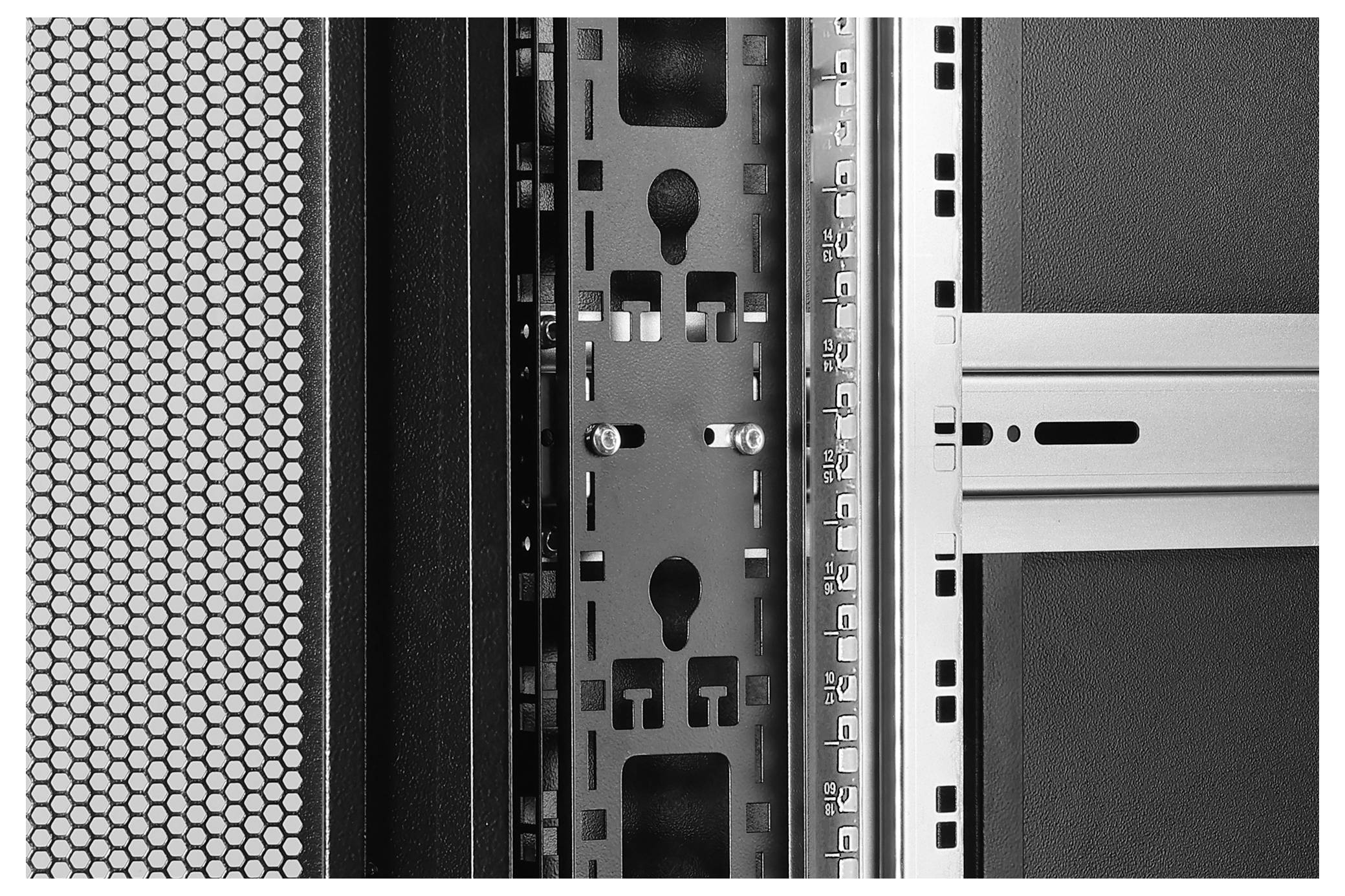 Nahaufnahme des Inneren eines Serverracks, das Metallrahmen und ein durchlochtes Panel auf der linken Seite zeigt. Konzipiert für Datenspeichergeräte.