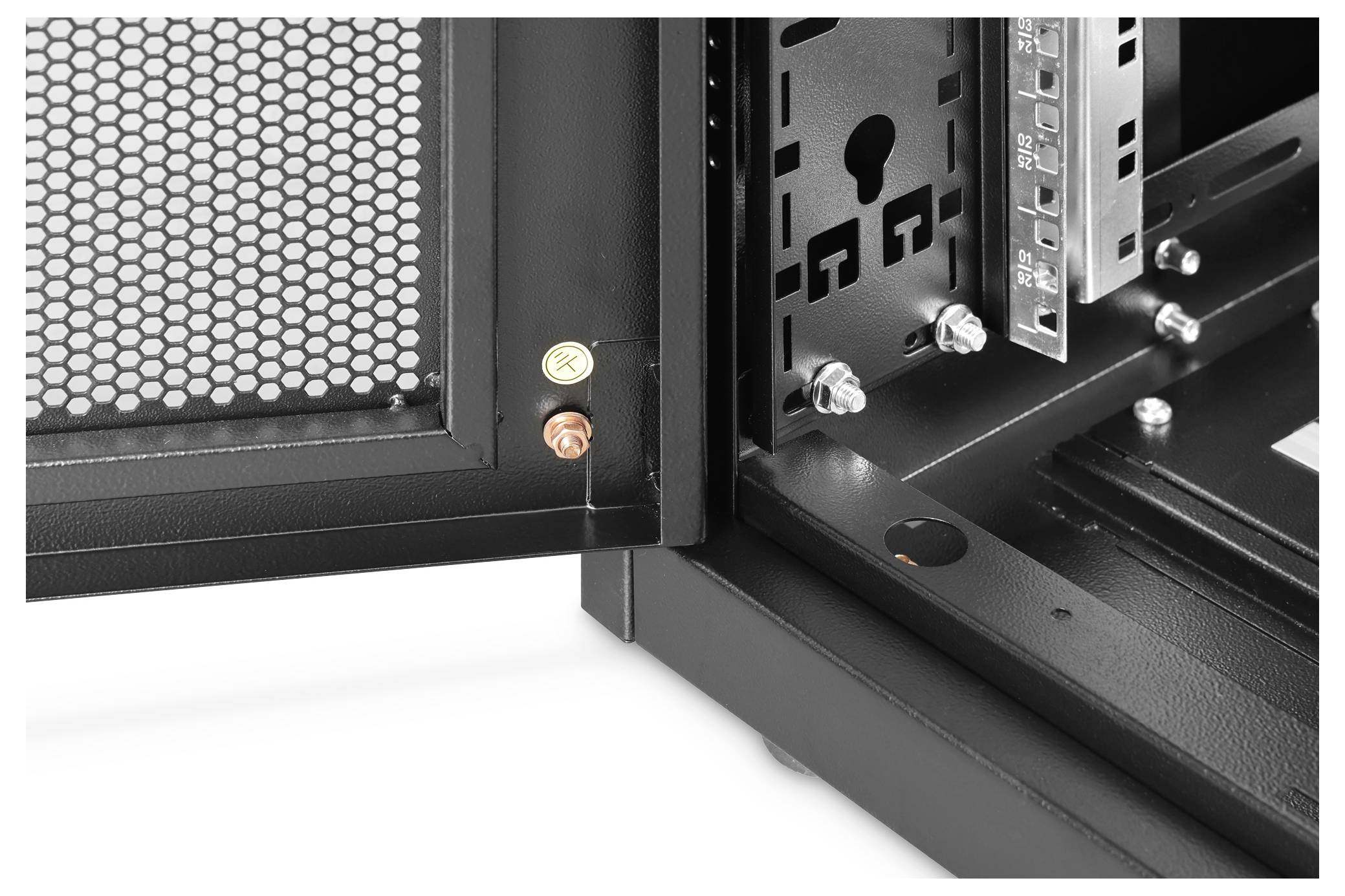 Offener Computergehäuse mit sichtbarer Seitenpanelverbreitung mit Schrauben und Maschenbelüftung für Luftströmung.