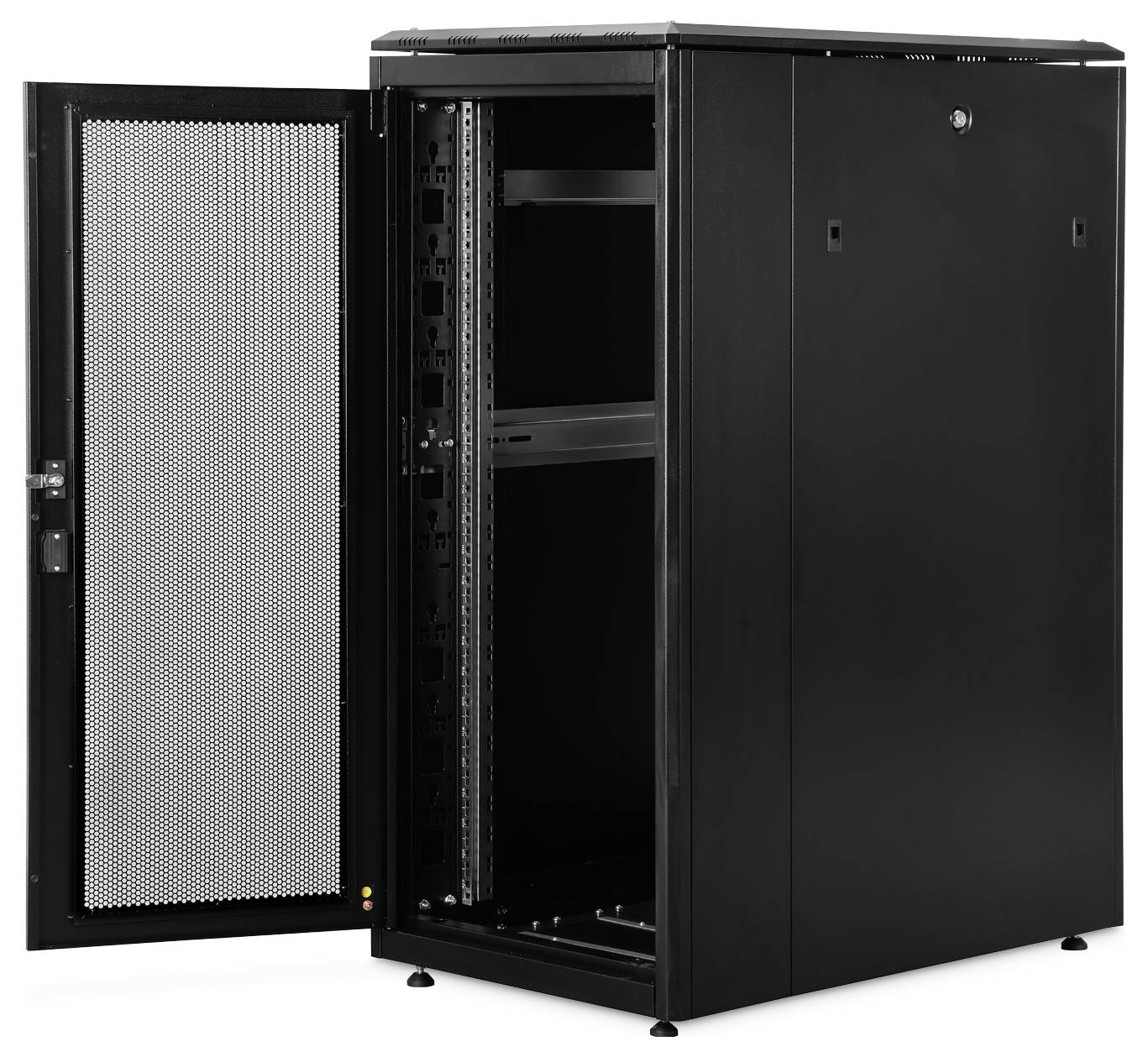 Ein schwarzer leerer Server-Rack-Schrank mit offener gelochter Tür, der das innere Montagegestell zeigt, steht auf weißem Hintergrund.
