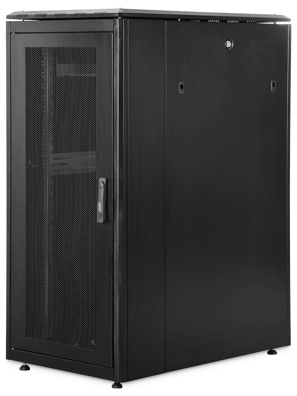 Schwarzes Server-Rack-Gehäuse mit Glastür, auf dem Boden stehend, entwickelt zur Unterbringung von Netzwerkausrüstung in einem Rechenzentrum oder Serverraum.