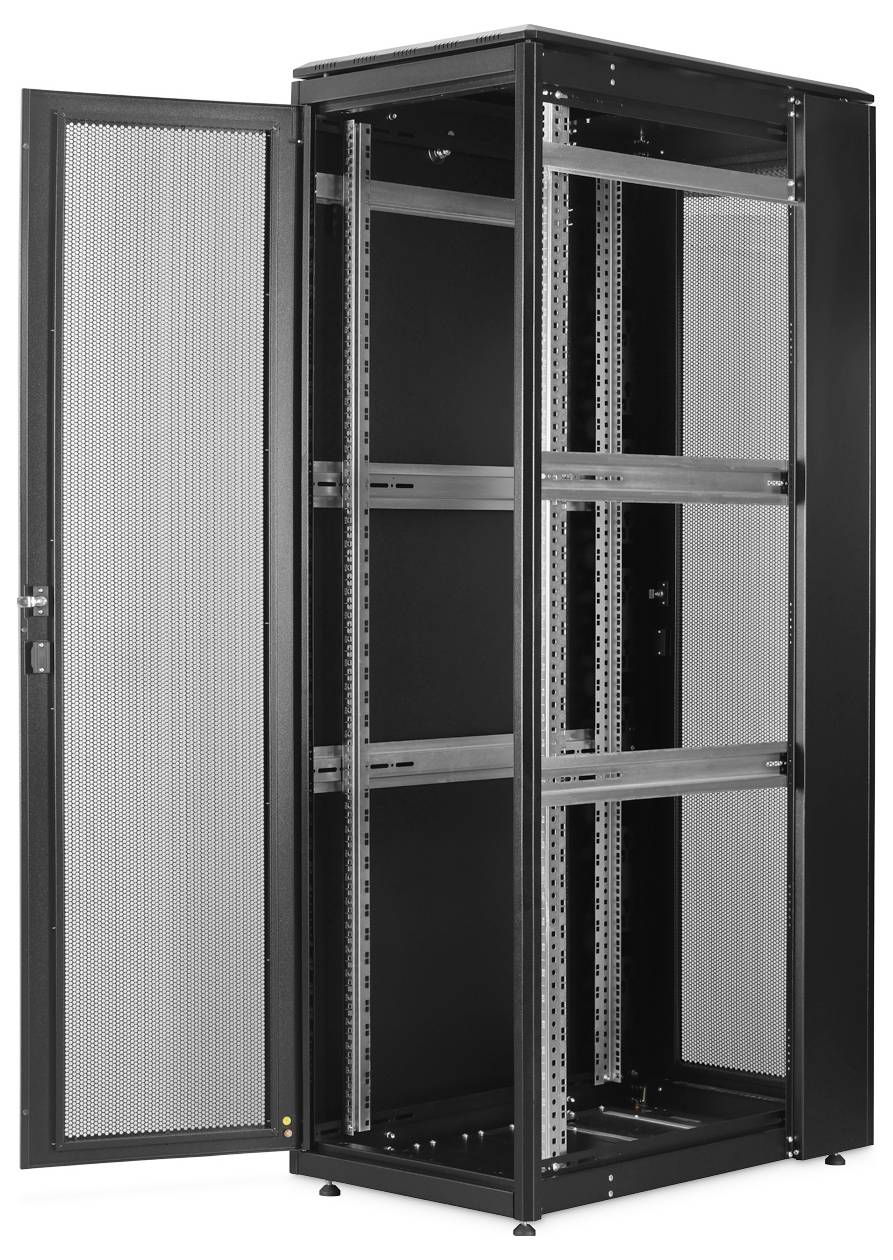 Ein offenes, leeres schwarzes Servergestell mit perforierten Türen und verstellbaren vertikalen Schienen, geeignet für die Unterbringung von IT-Hardware und Netzwerkgeräten.