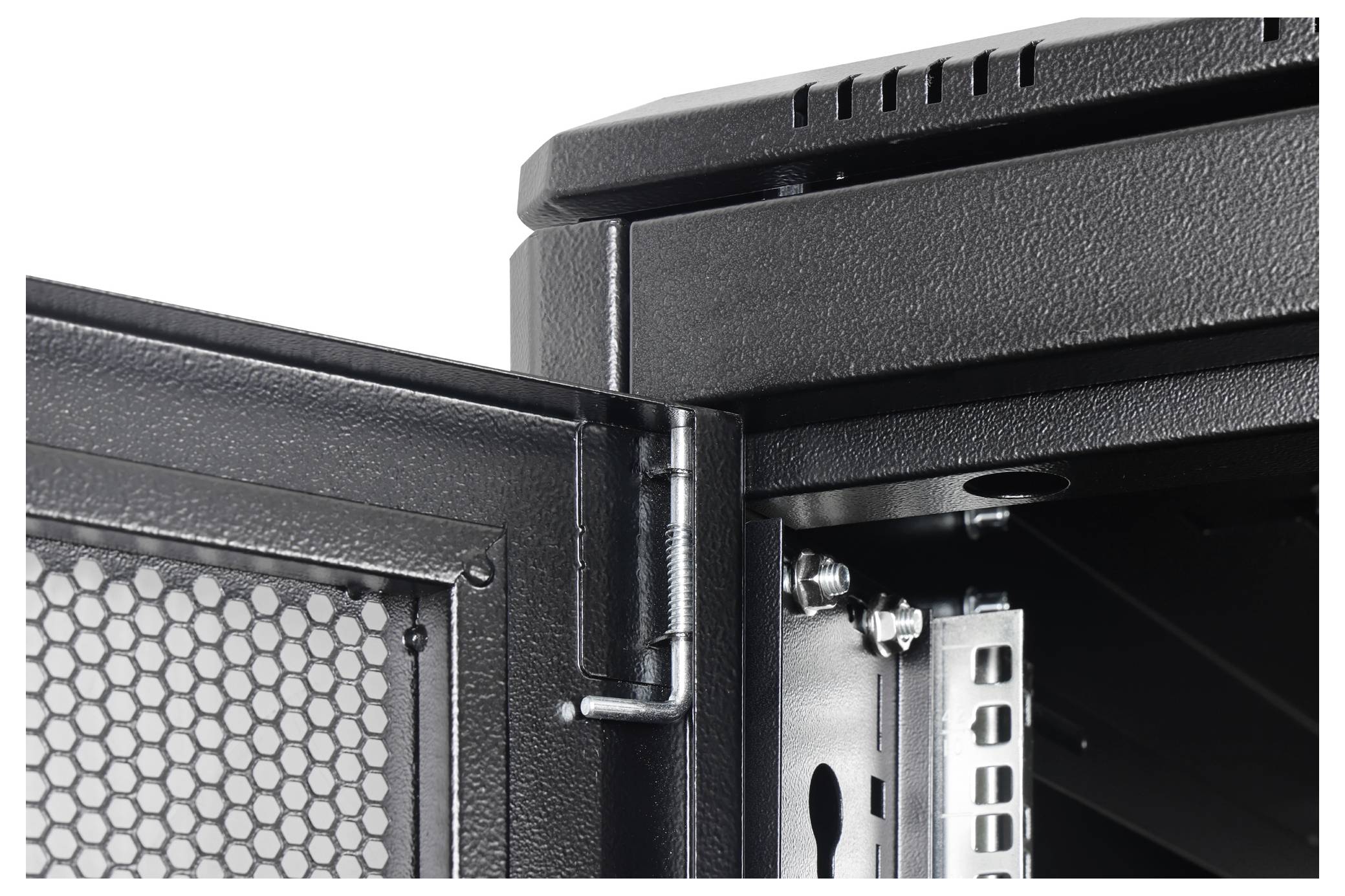 Das Bild zeigt eine Nahaufnahme des Scharniers und der Kante einer offenen Serverrackür mit perforiertem Design zur Belüftung.