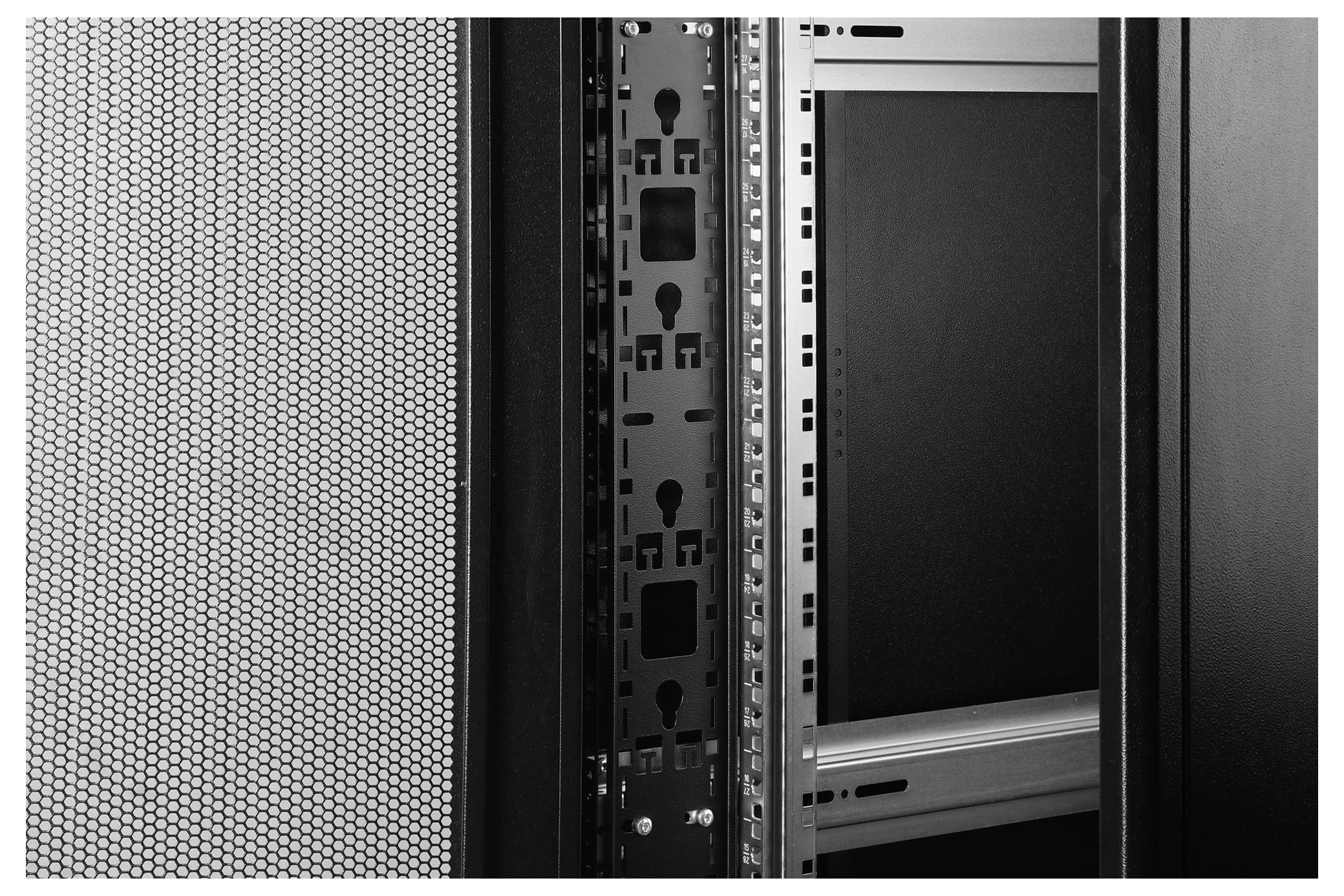„Nahaufnahme eines leeren Serverracks mit dem schwarzen Metallrahmen und dem perforierten Lüftungspanel auf der linken Seite.