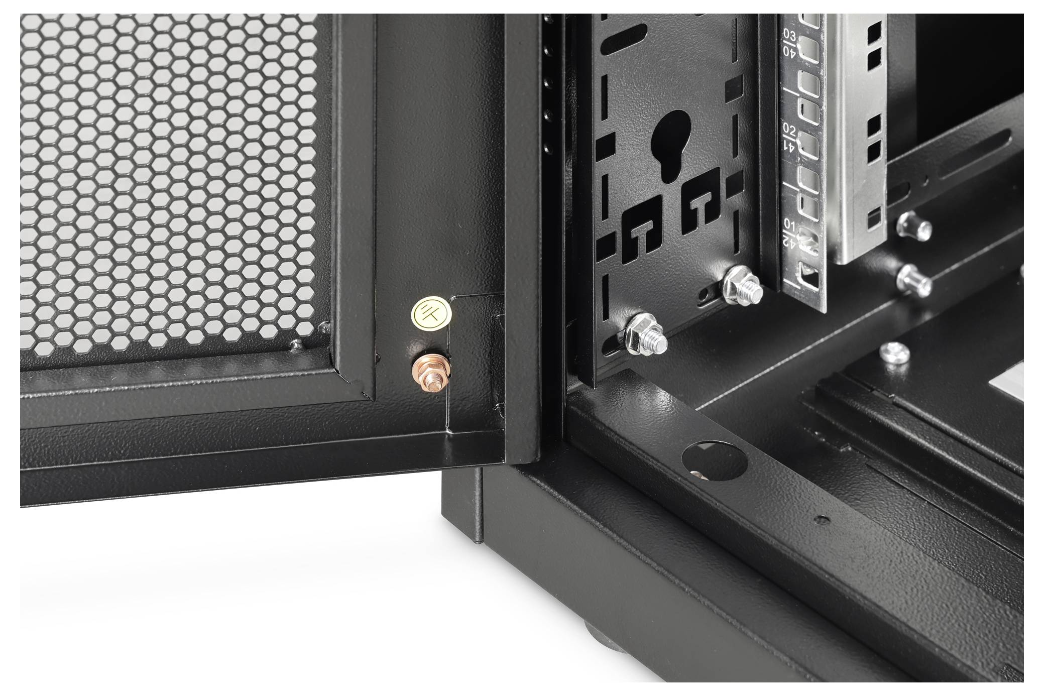 Serverschrank-Tür leicht geöffnet mit Netzdesign zur Belüftung und Innenkomponenten einschließlich verstellbarer Montageschienen und Flügelschrauben.