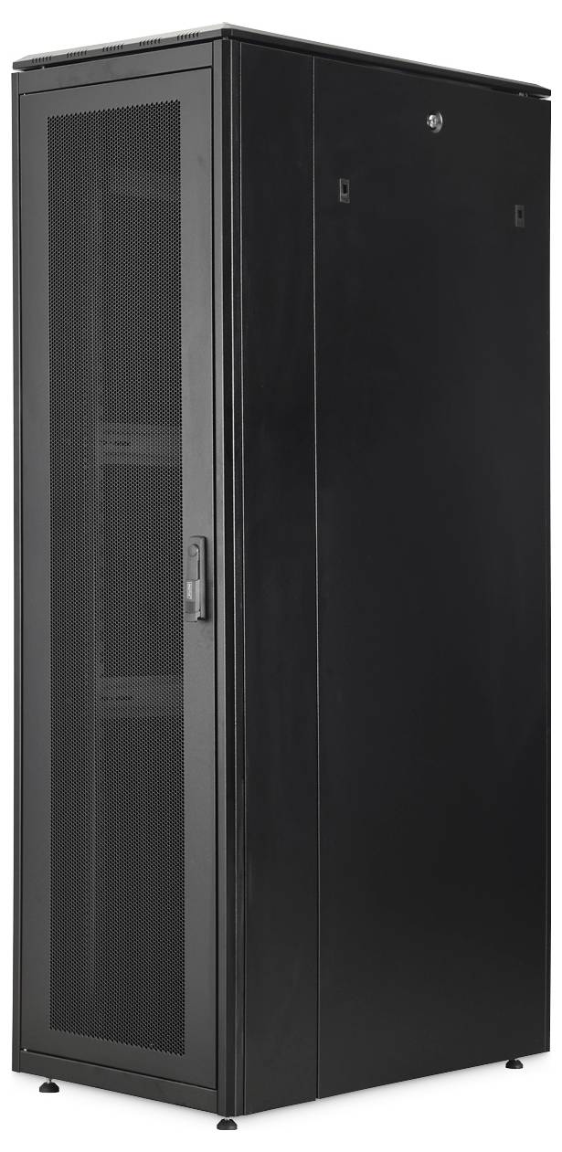 Ein schwarzes Serverrack mit einer Gittertür steht aufrecht und ist für die Unterbringung von IT-Ausrüstung und Kabeln konzipiert und verfügt über ein sicheres Schlosssystem.