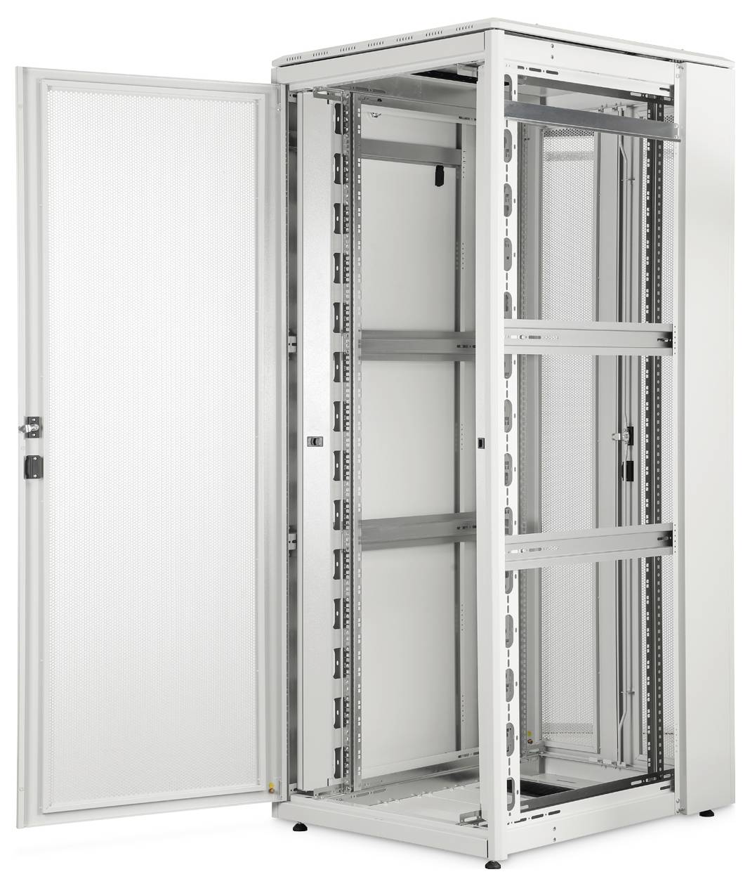 Ein großes, offenes Metall-Serverrack mit offener Tür, das interne Regale und Schienen zur Ausrüstungsmontage zeigt, auf weißem Hintergrund.