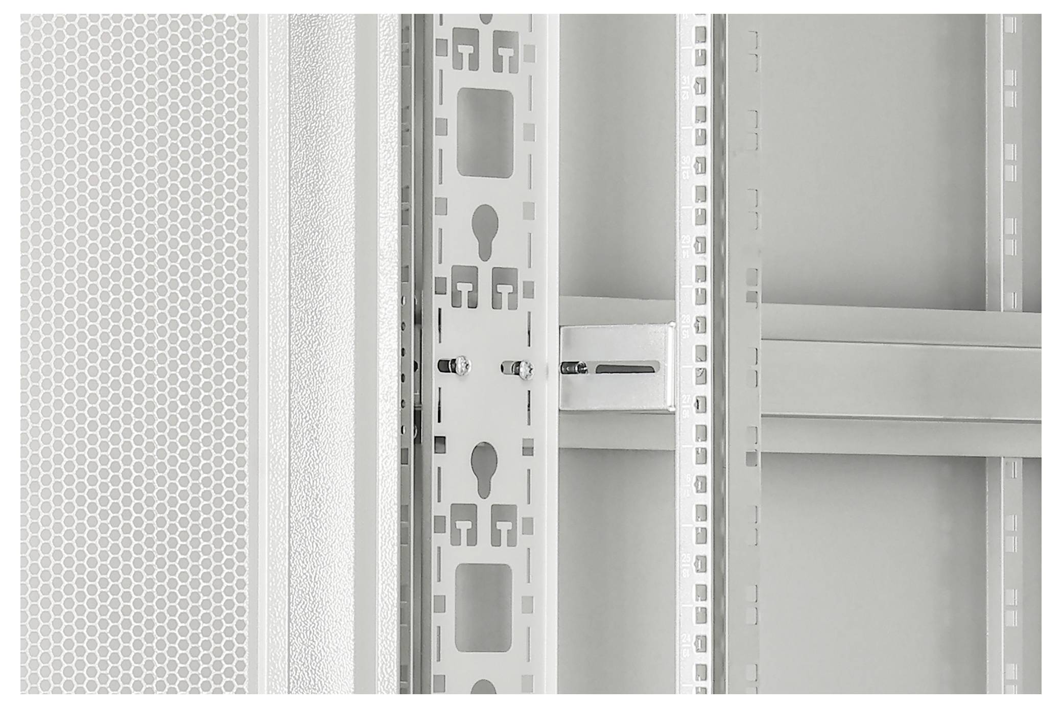 Eine Nahaufnahme eines Metallgestells oder Serverschranks mit freiliegenden vertikalen Schienen und perforierten Paneelen, möglicherweise zur Installation elektronischer Geräte.