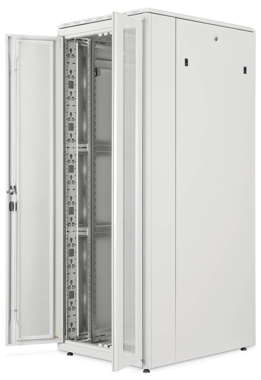 Ein offenes, graues Server-Rack-Gehäuse mit innenliegenden Regalen zur Geräteinstallation.