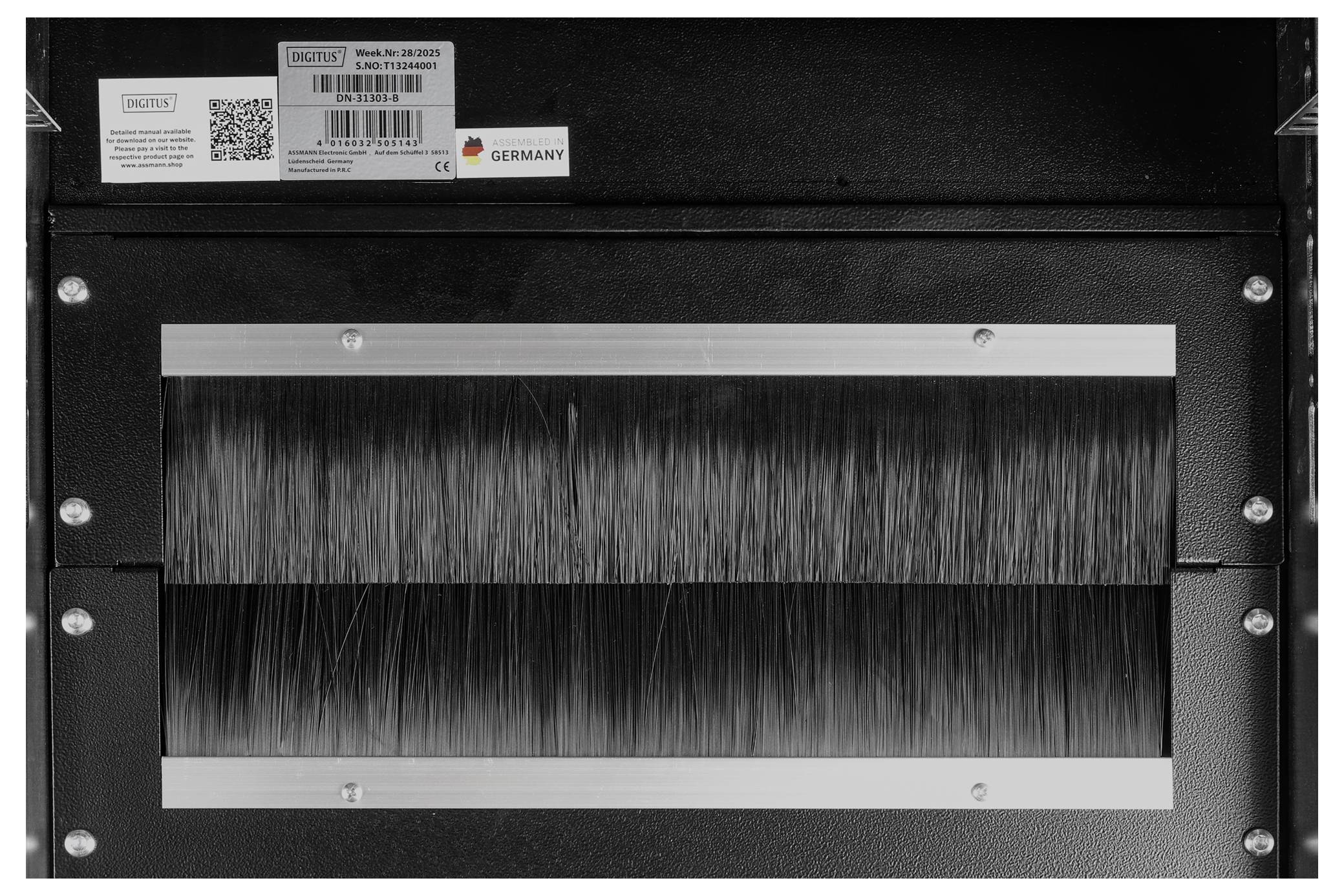 Bürstendurchführung im Panel in einer schwarzen metallischen Halterung von Digitus, hergestellt in Deutschland. Konzipiert für Kabelmanagement und Staubreduzierung.