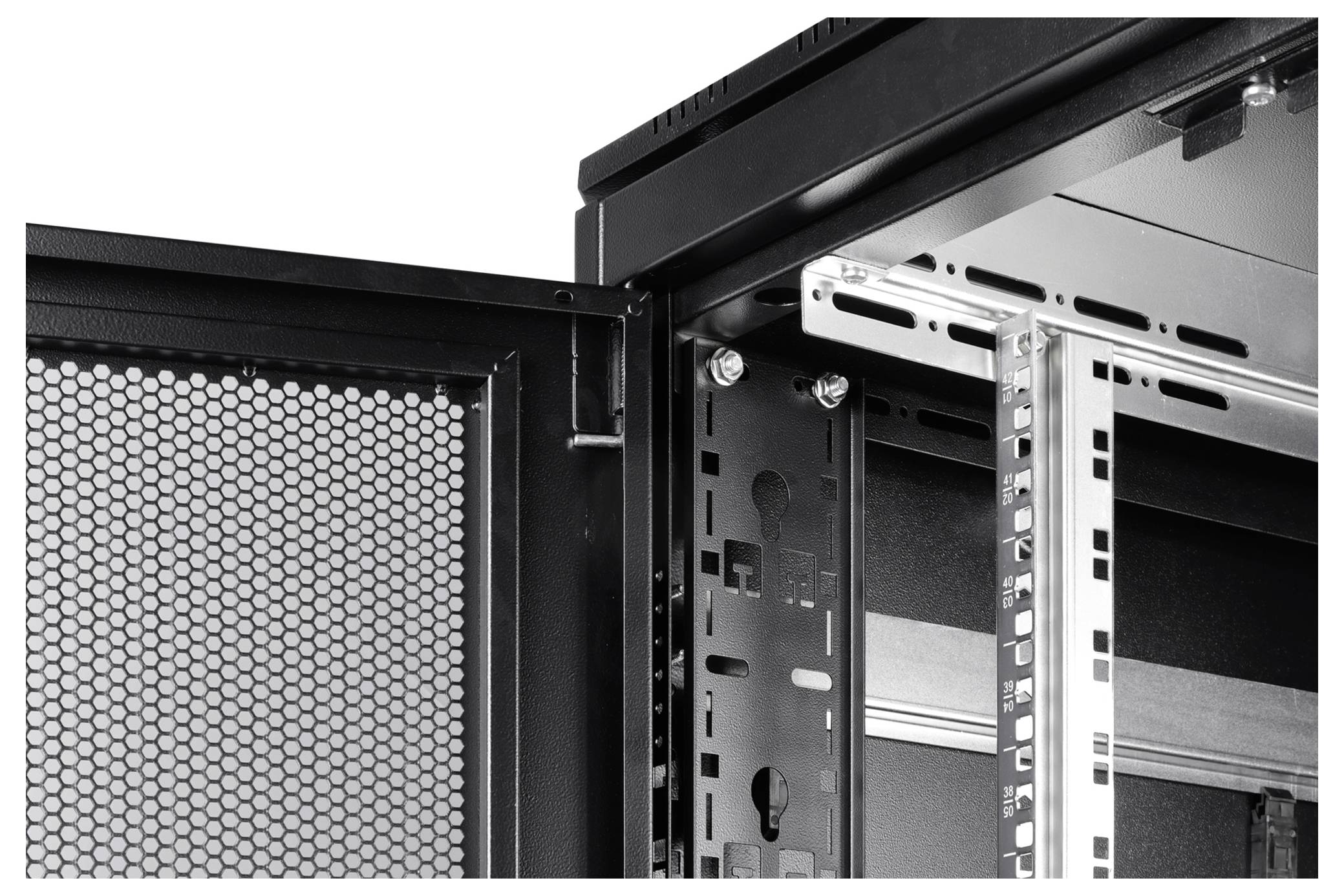 Serverrackinneres mit offenen Türen, das Metallgerüst und Montagesteckplätze für die Geräteinstallation zeigt.