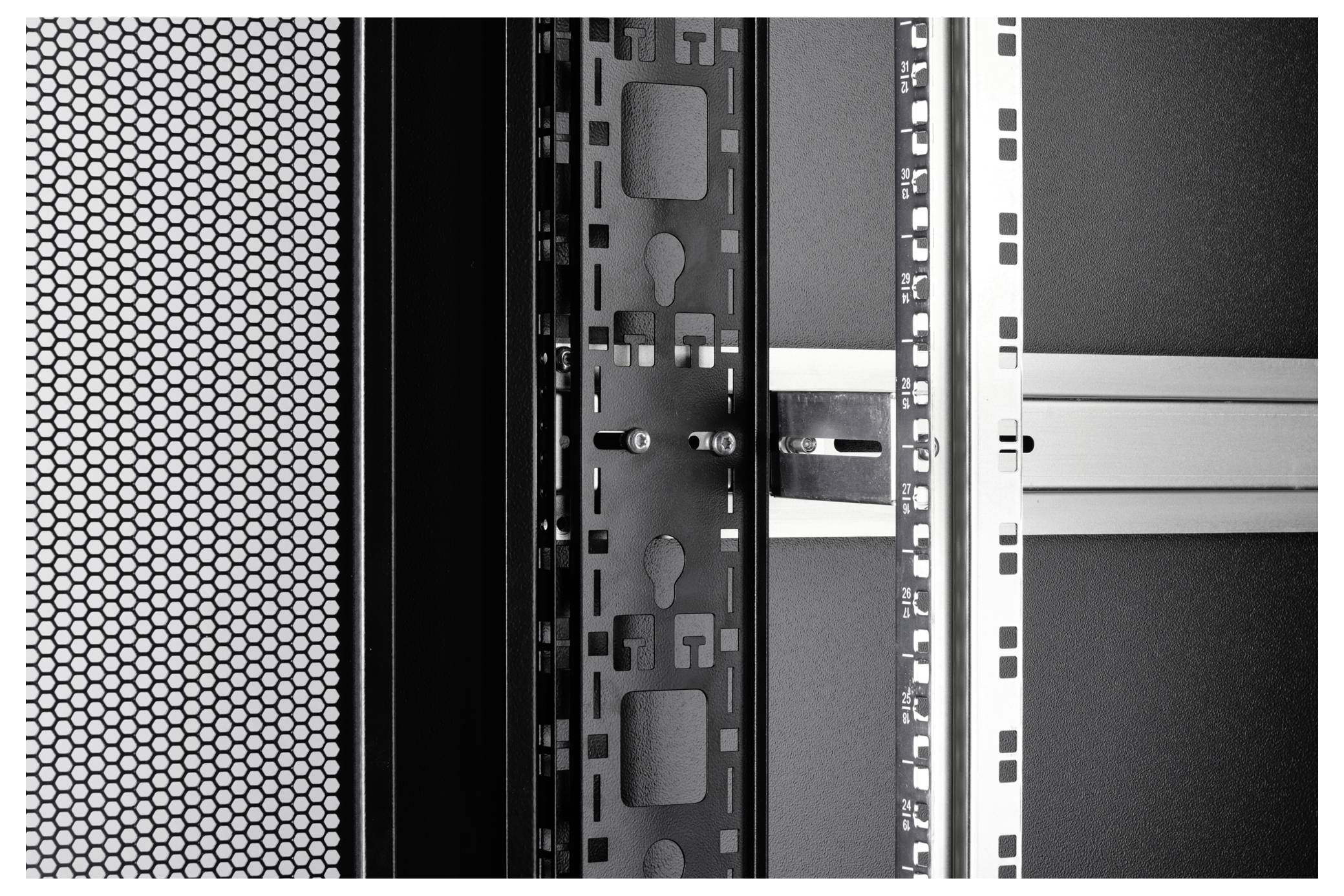 Nahaufnahme eines Computer-Serverracks mit einem Metallrahmen, einer Wabenbelüftungsplatte auf der linken Seite und Kabelmanagement-Funktionen.