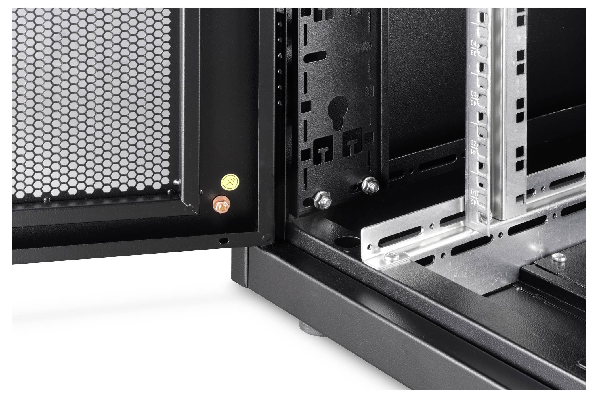 Offenes Serverrack mit sechseckiger Gittertür, das das Metallgerüst offenbart. Gelbe und rote Indikatoren an der Tür zeigen Statuswarnungen an.