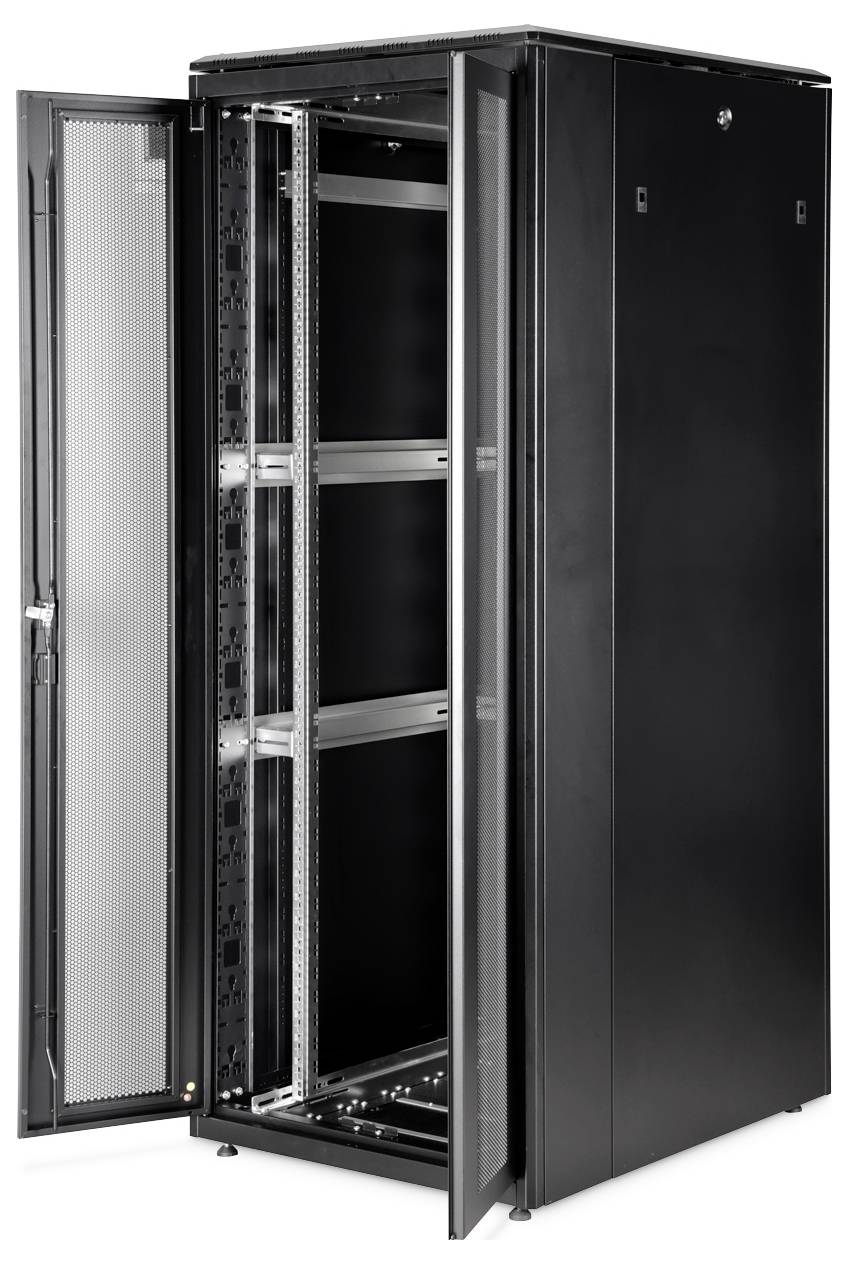 Ein offenes, leeres schwarzes Server-Rack-Gehäuse mit perforierten Türen, das das Stahlgestell zeigt. Geeignet zur Organisation von Netzwerkausrüstung.