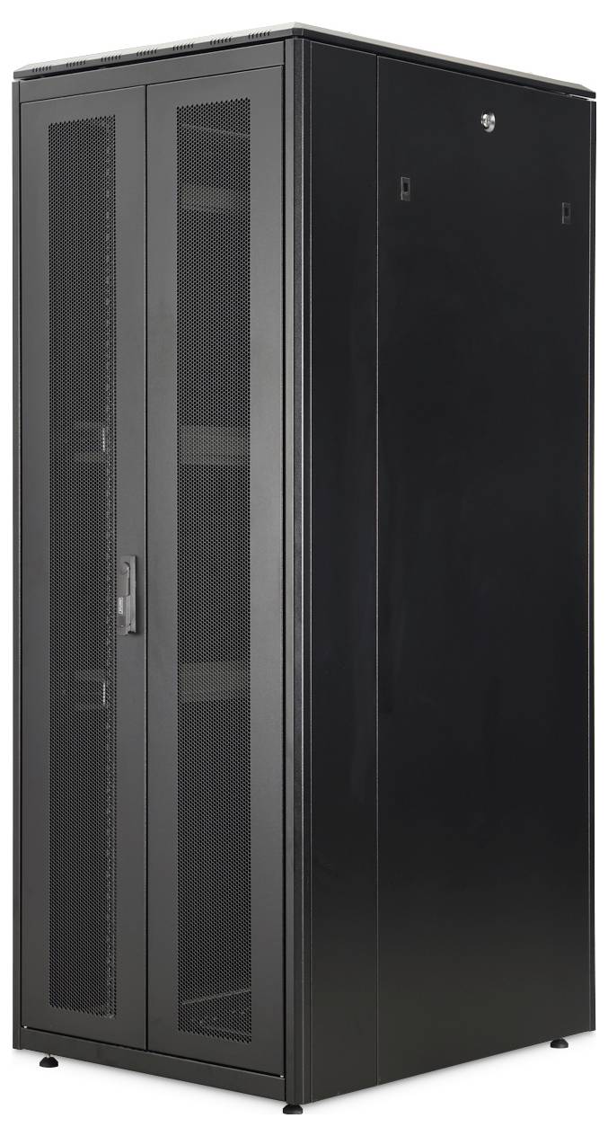 Hohles, schwarzes Server-Rack mit Gittertür, auf ebenen Füßen stehend, konzipiert zur Unterbringung und Organisation elektronischer Ausrüstung.