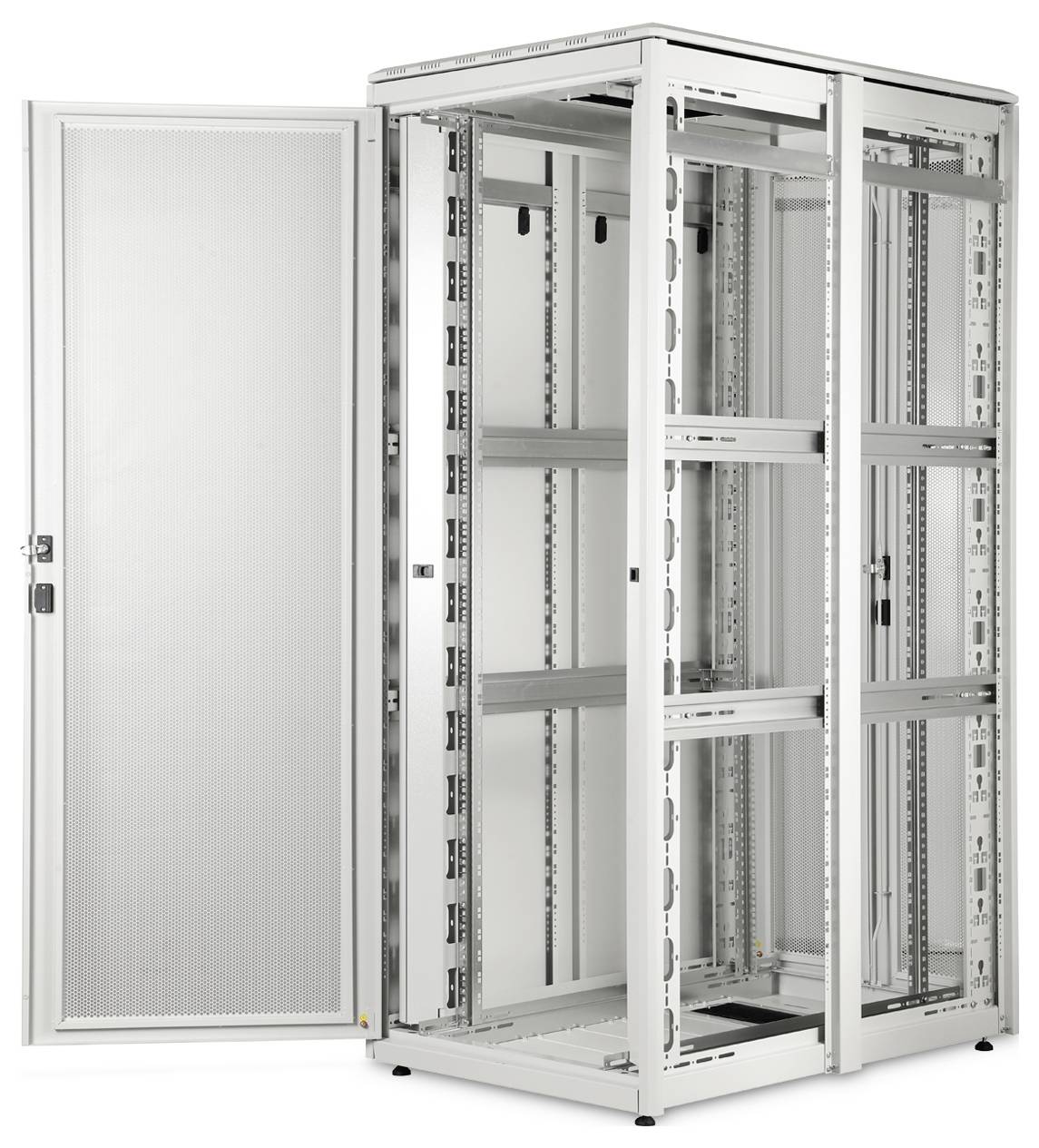 Ein hohes, offenes Metallserver-Rack mit mehreren Steckplätzen für Ausrüstung, das seinen Metallrahmen und Belüftungslöcher auf der Tür zeigt.