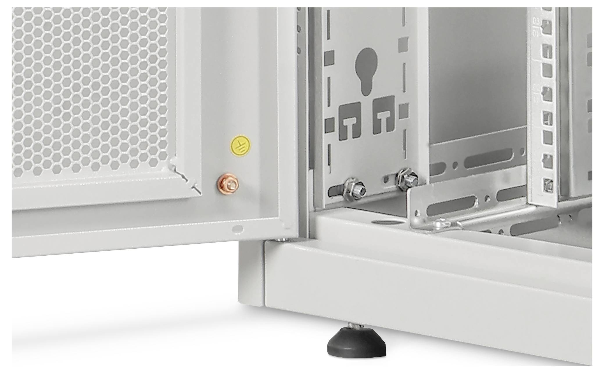 Nahaufnahme einer Ecke eines Metallgehäuses, das ein Bedienfeld mit Schrauben und einem Belüftungsgitter zeigt, was auf eine Hardwaremontage oder Installation hinweist.