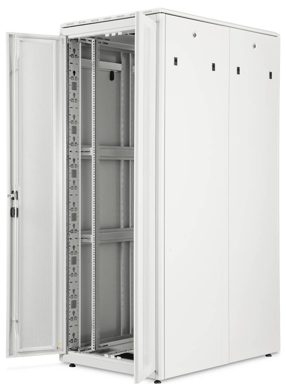 Weiß beschaffter Serverrack-Schrank mit offener Frontklappentür, leeres Inneres, konzipiert zur Aufnahme von IT-Hardware und Netzwerkausrüstung.