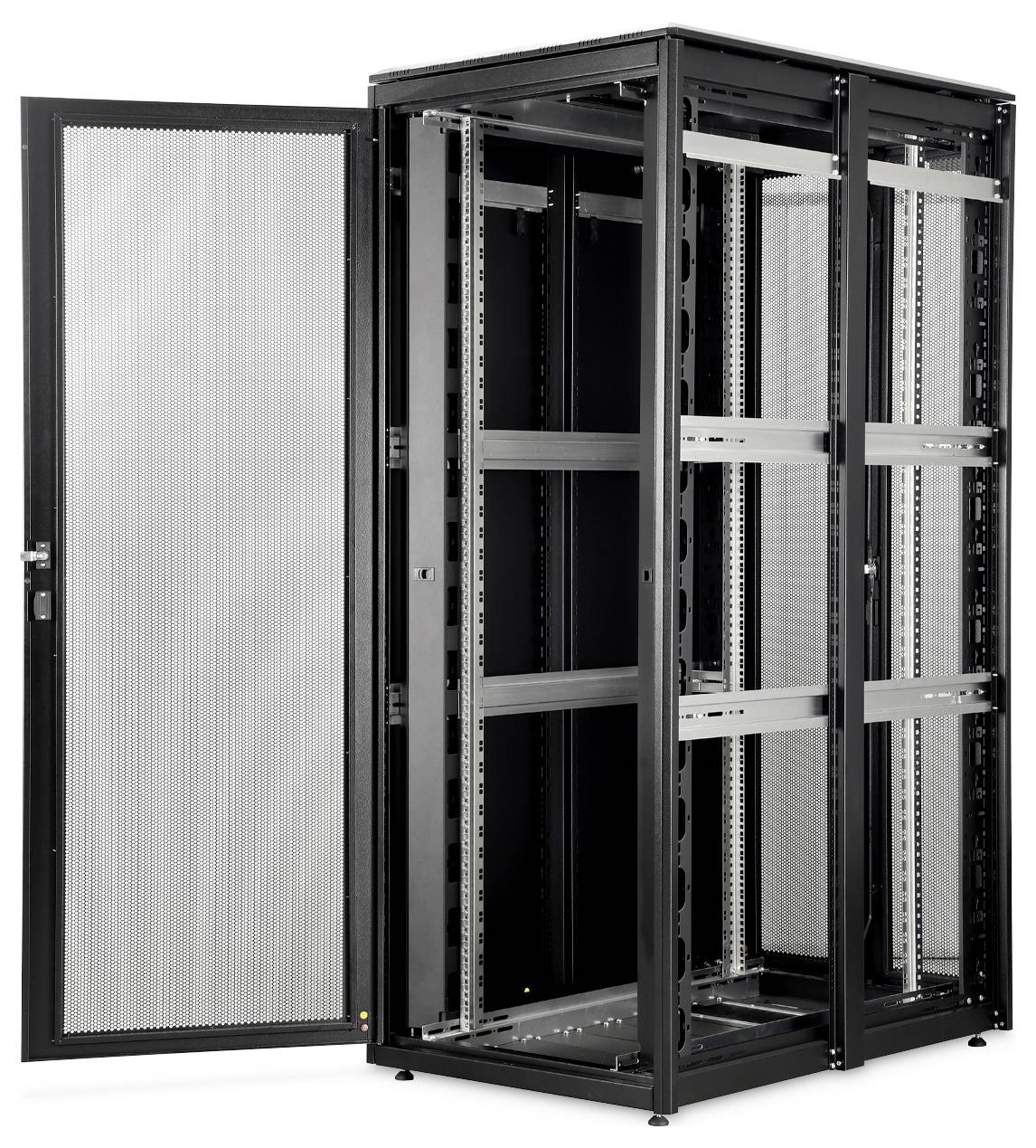 Ein schwarzes Serverrack mit offener Gittertür, das Metallregale und leeres Inneres zur Aufnahme von Netzwerkausrüstung zeigt.