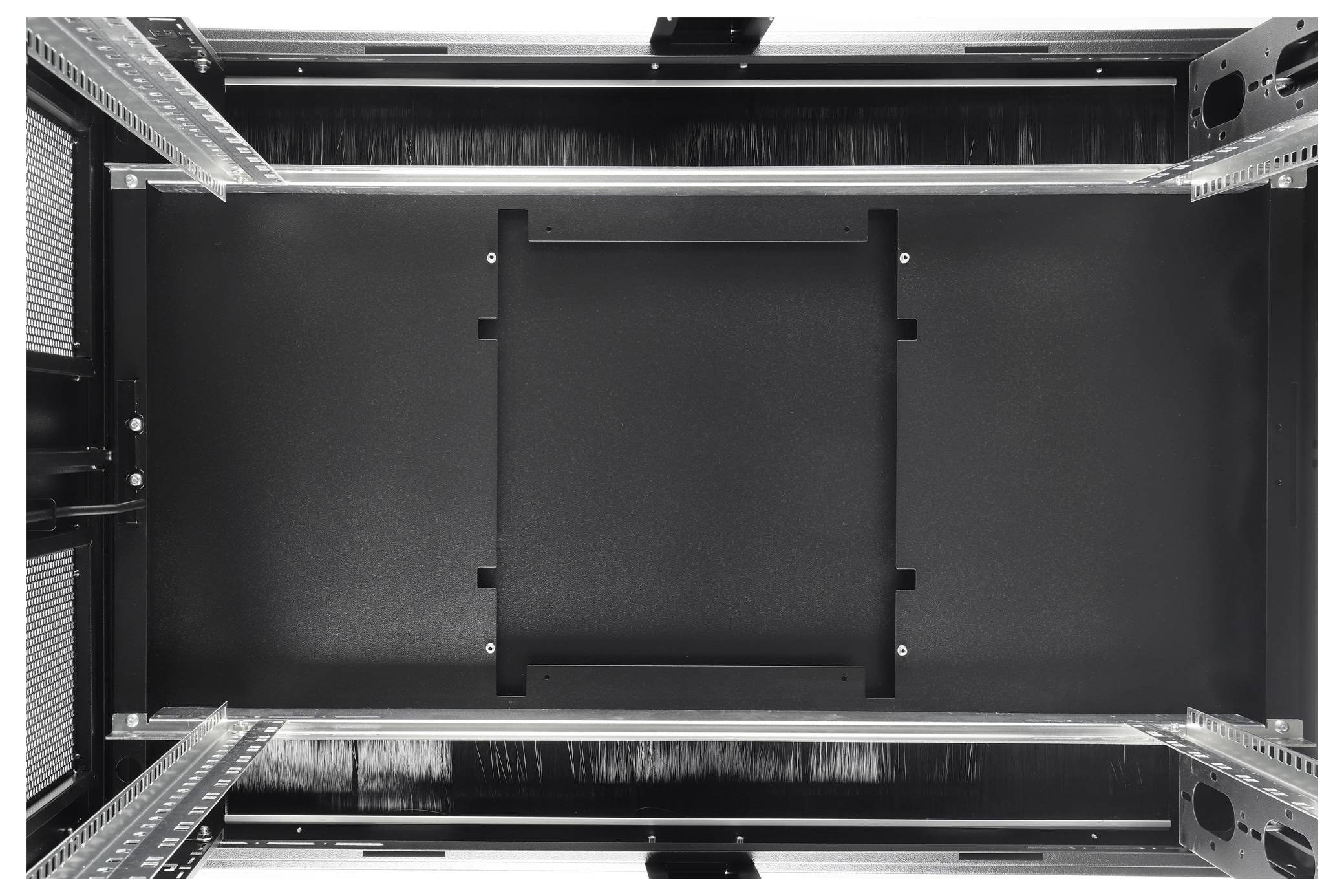 Eine Draufsicht auf das leere Innere eines schwarzen Serverkabinetts mit Metallschienen an den Seiten, das zur sicheren Aufnahme von elektronischen Geräten ausgelegt ist.