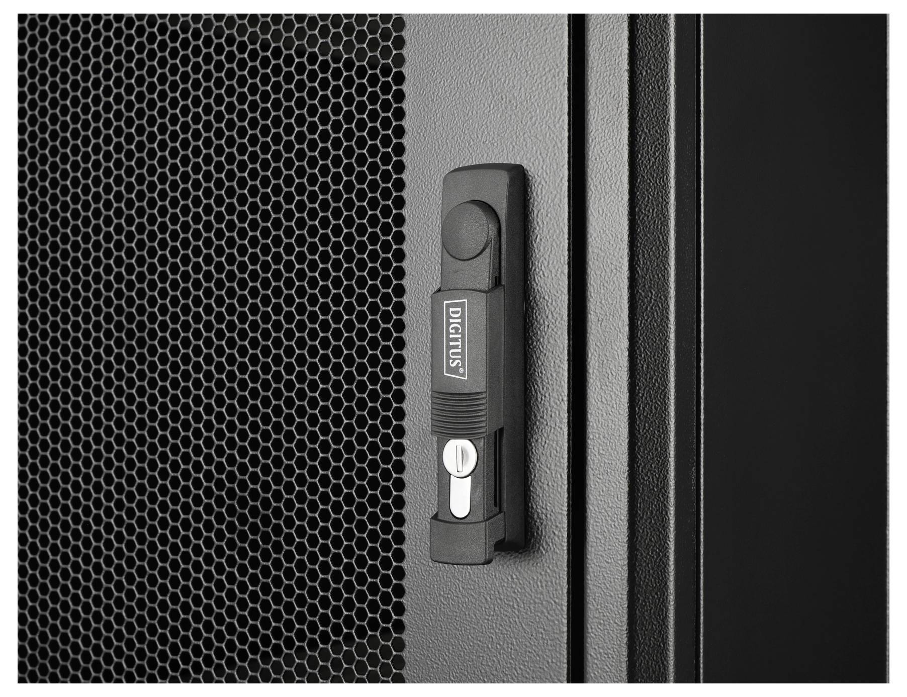 Eine Nahaufnahme einer schwarzen Serverschrank-Tür mit einem Griff und einem Etikett, das sichere Zugriffsmechanismen und Belüftungsdesign hervorhebt.