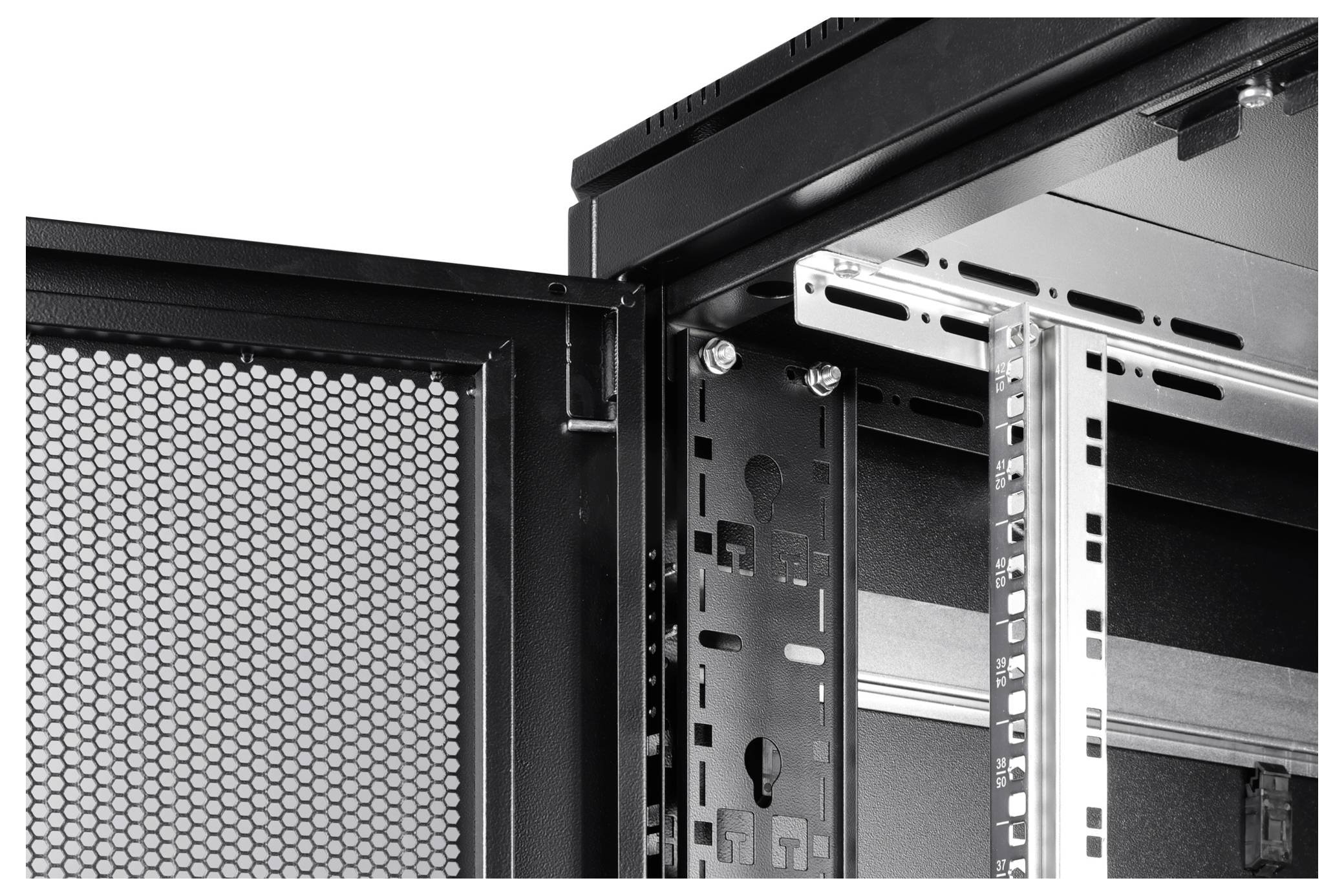 Bild eines offenen Serverracks mit Metallrahmen und Tür mit Wabenstruktur-Muster.