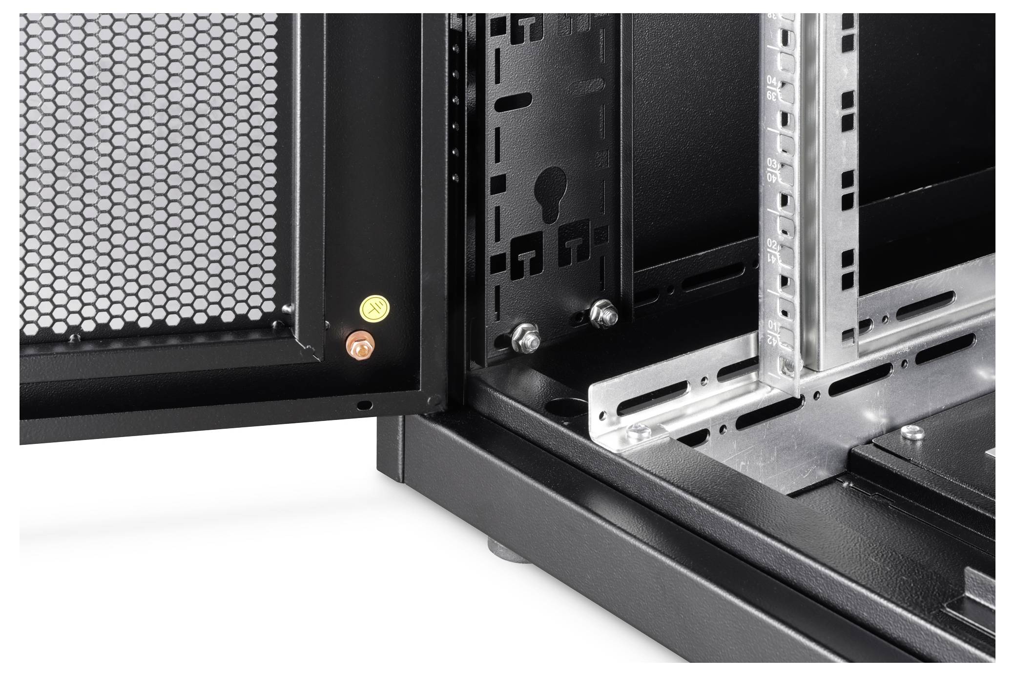 Offener Computerschrank mit Metallstützstruktur und Gittertür. Gelbe und rote Tasten an der Seite der Tür.